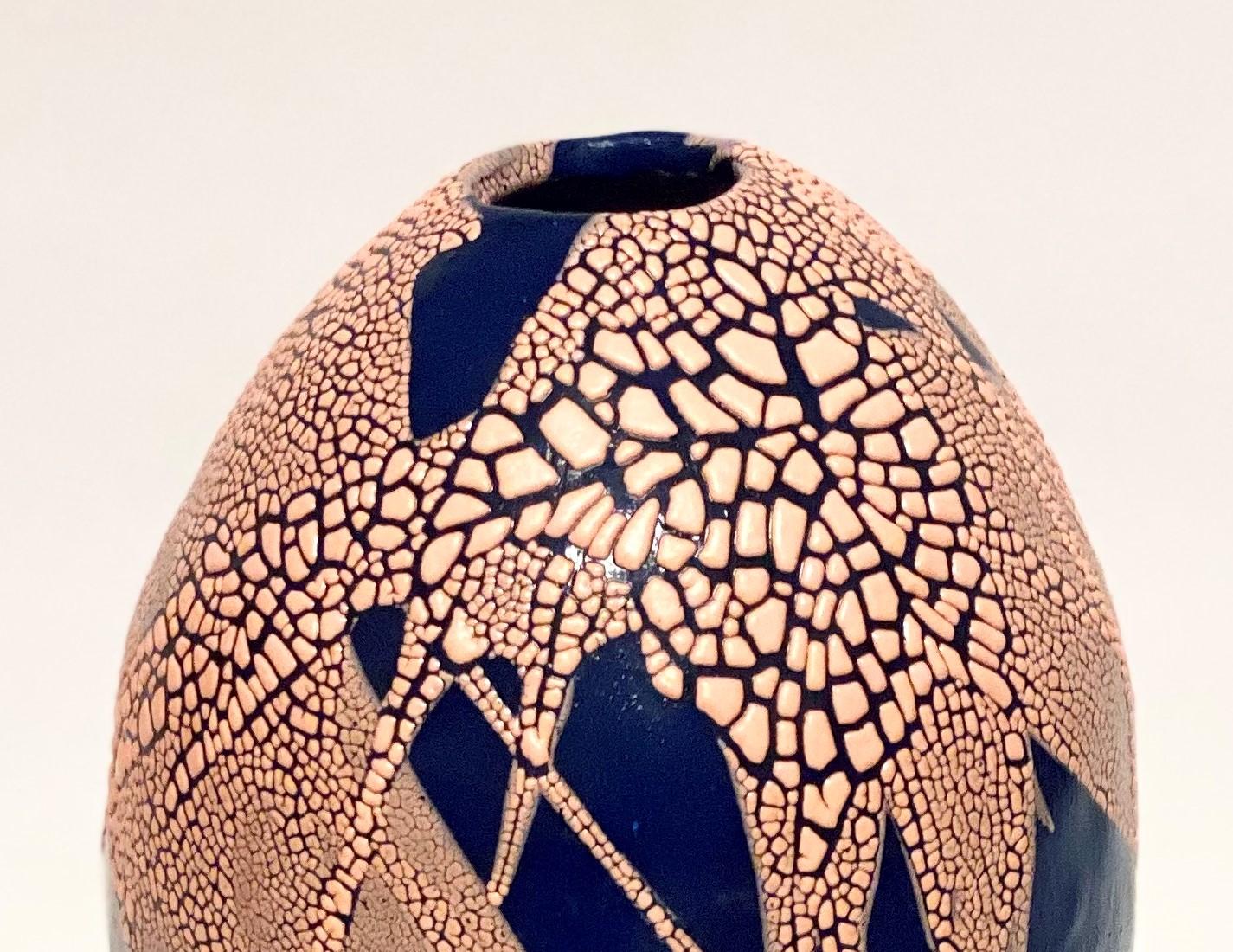 Blau-rosa Drachenei-Vase von Astrid Öhman (Schwedisch) im Angebot