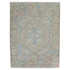 Handgewebter türkischer Oushak-Teppich in Blau & Rosa mit geometrischem Design 2'4" x 3'2"