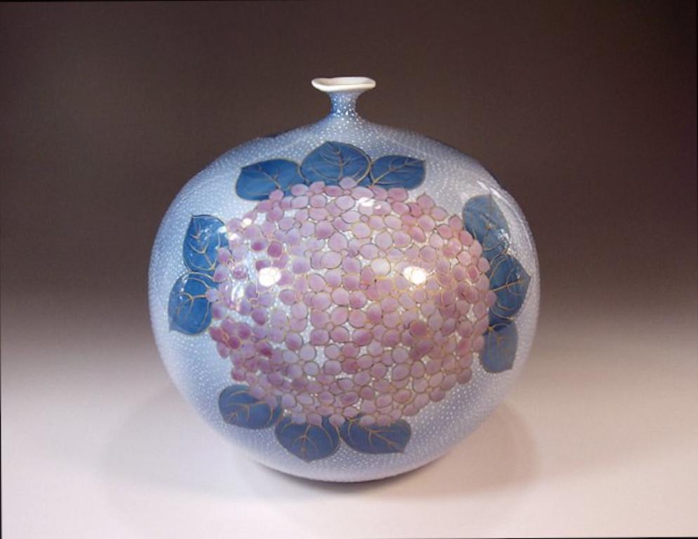 Exquisite zeitgenössische dekorative japanische Porzellanvase, extrem aufwendig von Hand in verschiedenen Blau- und Violetttönen bemalt. Sie ist üppig mit komplizierten Golddetails verziert und ein Meisterwerk eines hochgelobten Porzellanmeisters in