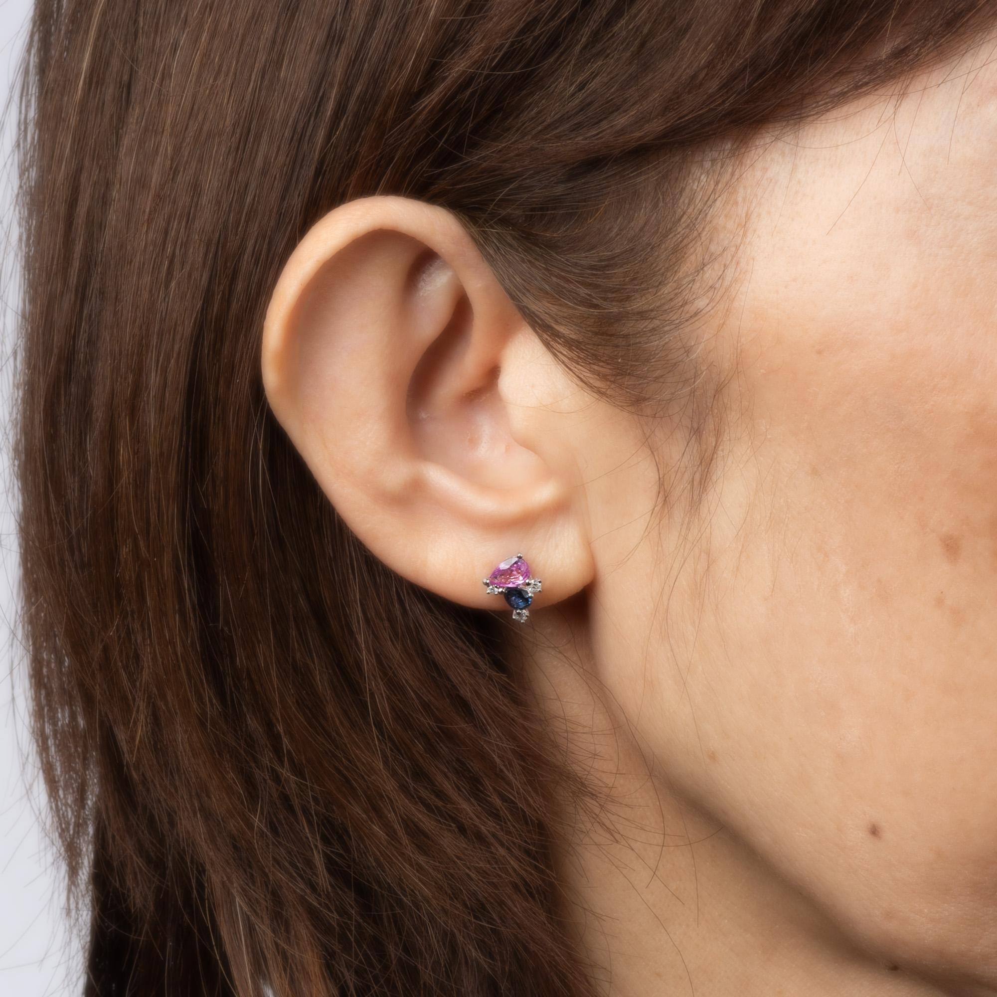 Moderne Clous d'oreilles grappe de saphirs bleus et roses, succession de diamants et or blanc 14 carats en vente