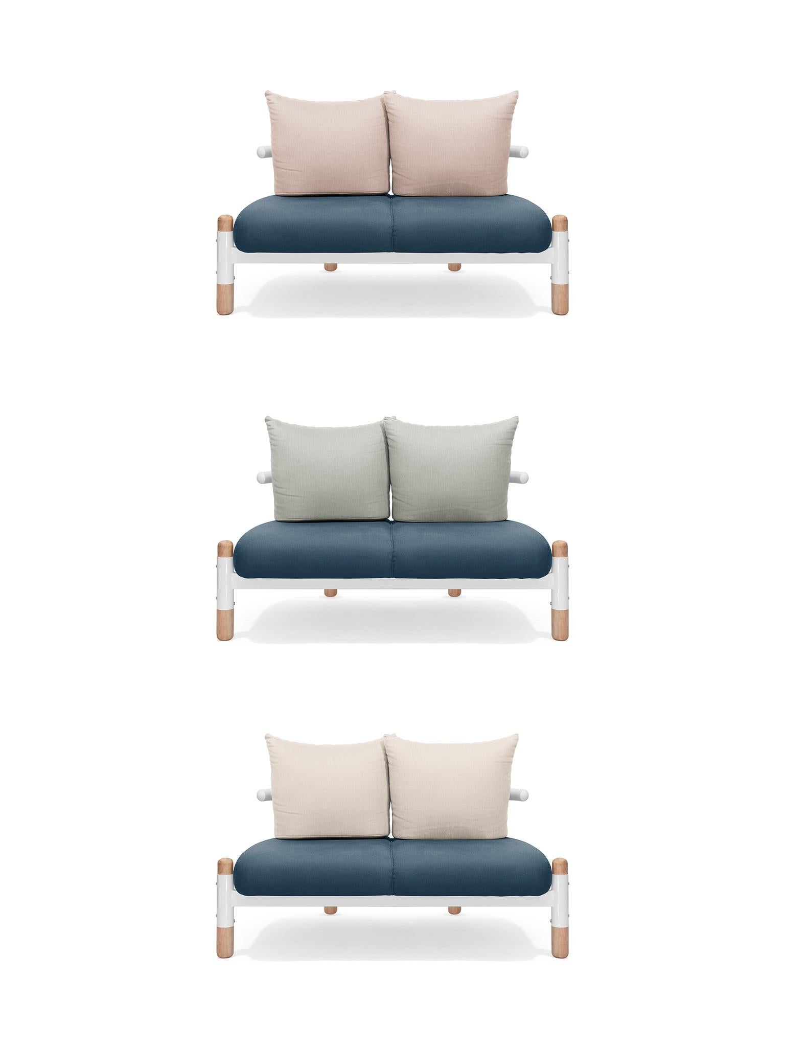 Blaues PK15 Zweisitzer-Sofa, Struktur aus Kohlenstoffstahl und Holzbeine von Paulo Kobylka (21. Jahrhundert und zeitgenössisch) im Angebot