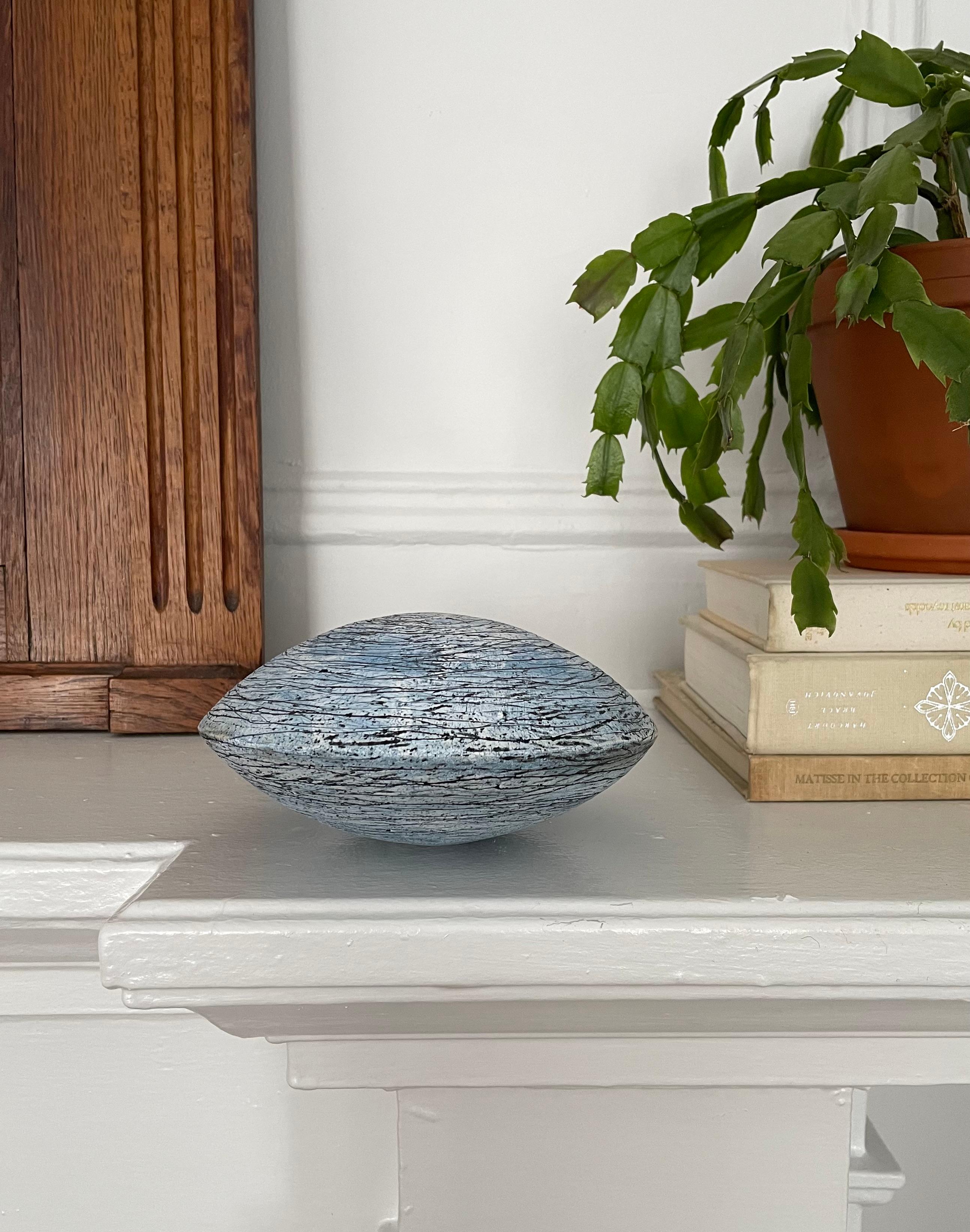 Sphère planétrique bleue avec surface sculptée à la main en vente 4
