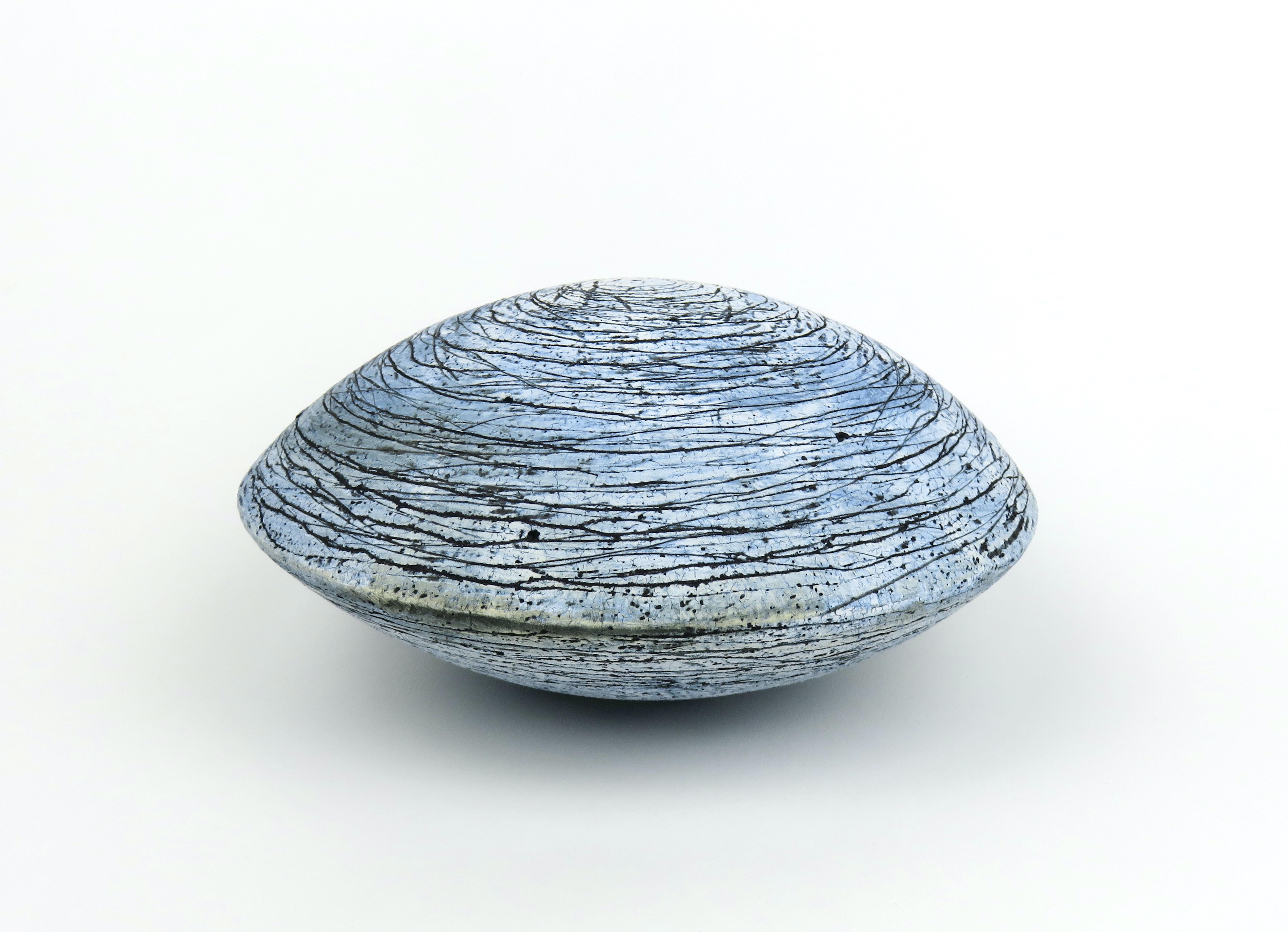 Organique Sphère planétrique bleue avec surface sculptée à la main en vente