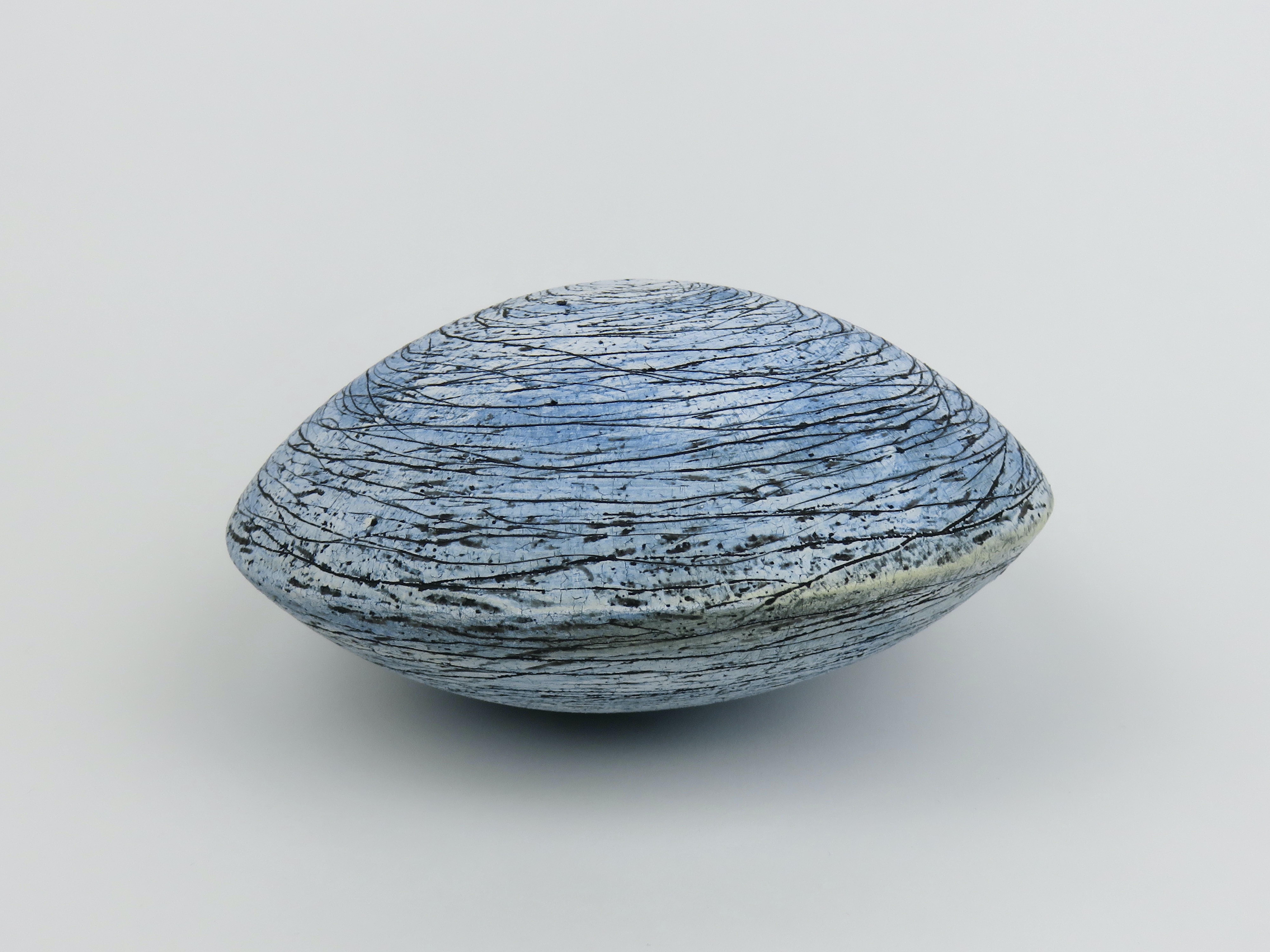 Fait main Sphère planétrique bleue avec surface sculptée à la main en vente
