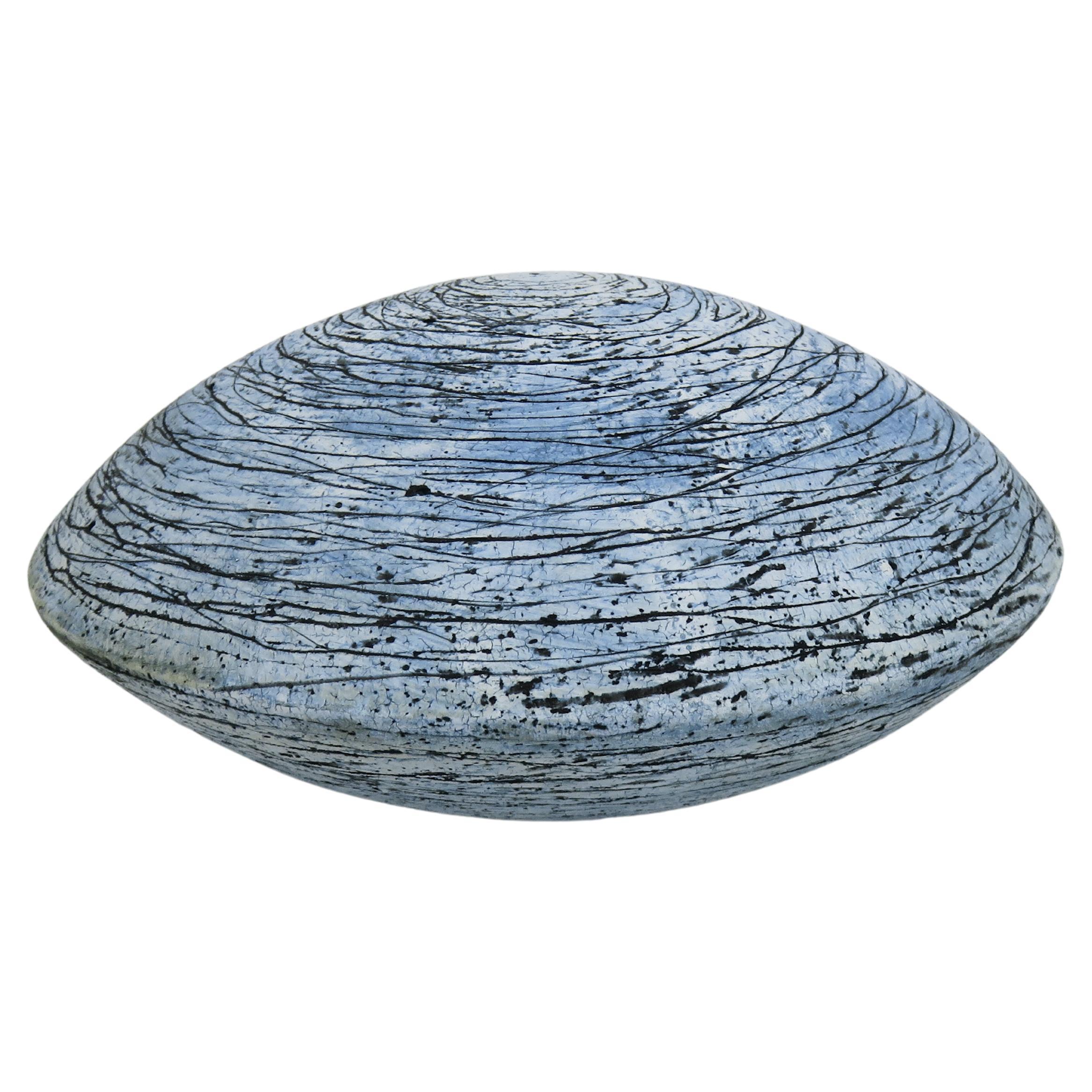 Sphère planétrique bleue avec surface sculptée à la main en vente