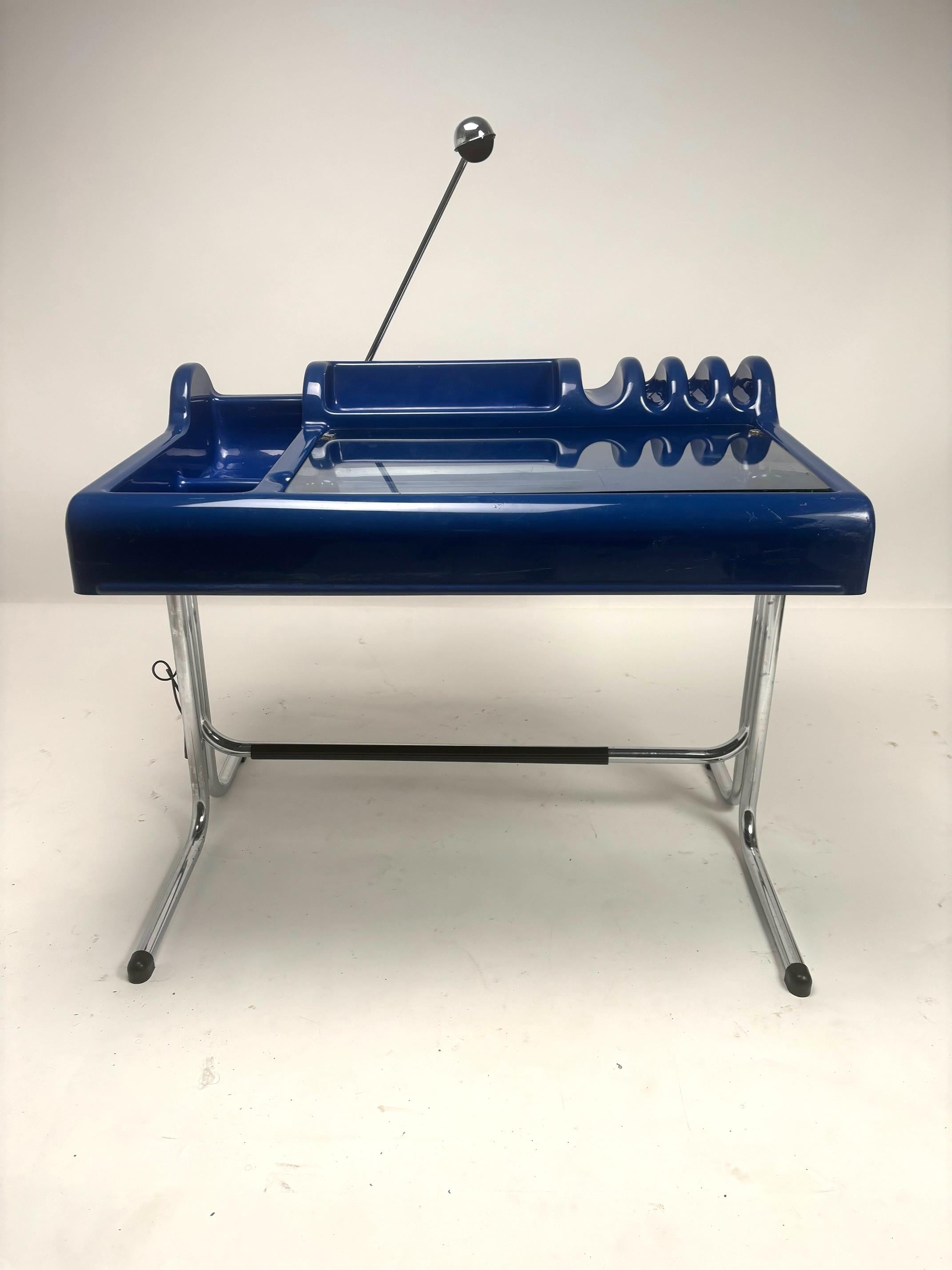 Blauer Kunststoff-Tisch 