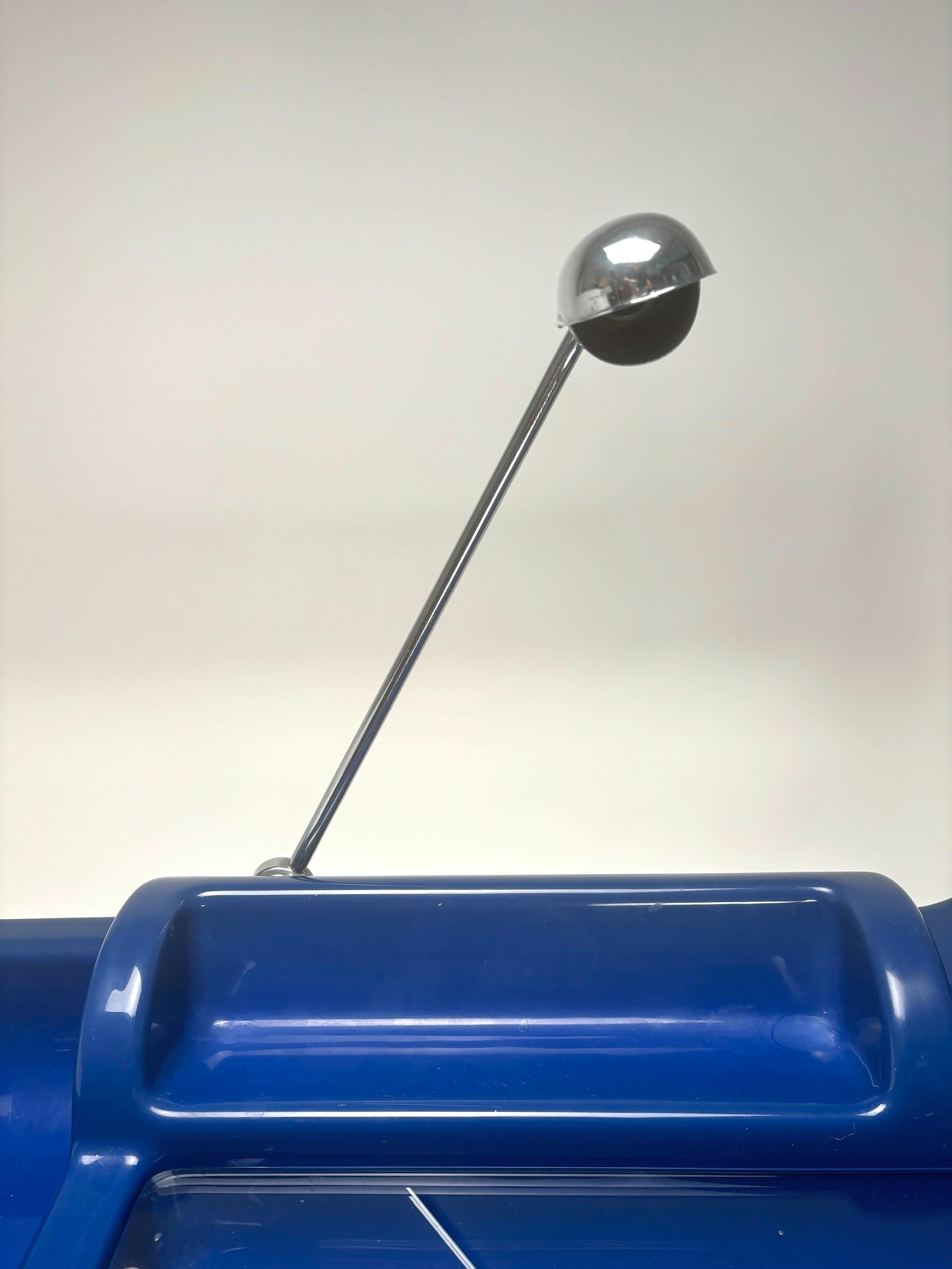 Blauer Kunststoff-Tisch 