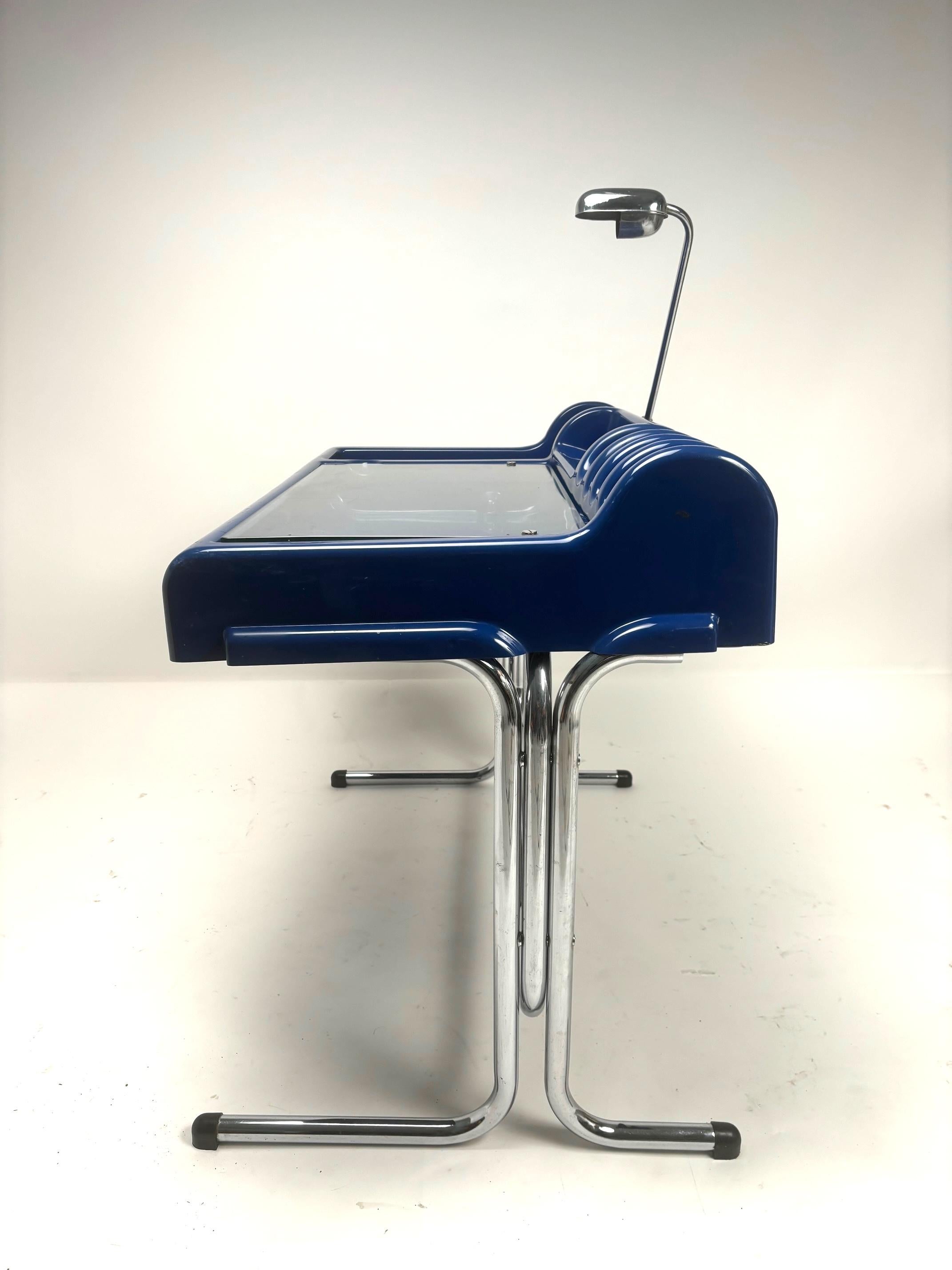 Blauer Kunststoff-Tisch 