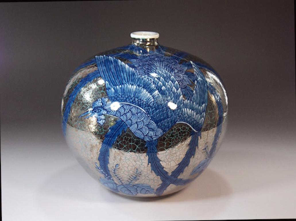 Peint à la main Vase contemporain en porcelaine japonaise bleu noir platine par un maître artiste en vente