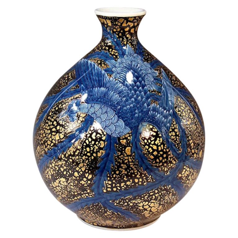 Vase contemporain en porcelaine japonaise bleu noir platine par un maître artiste en vente