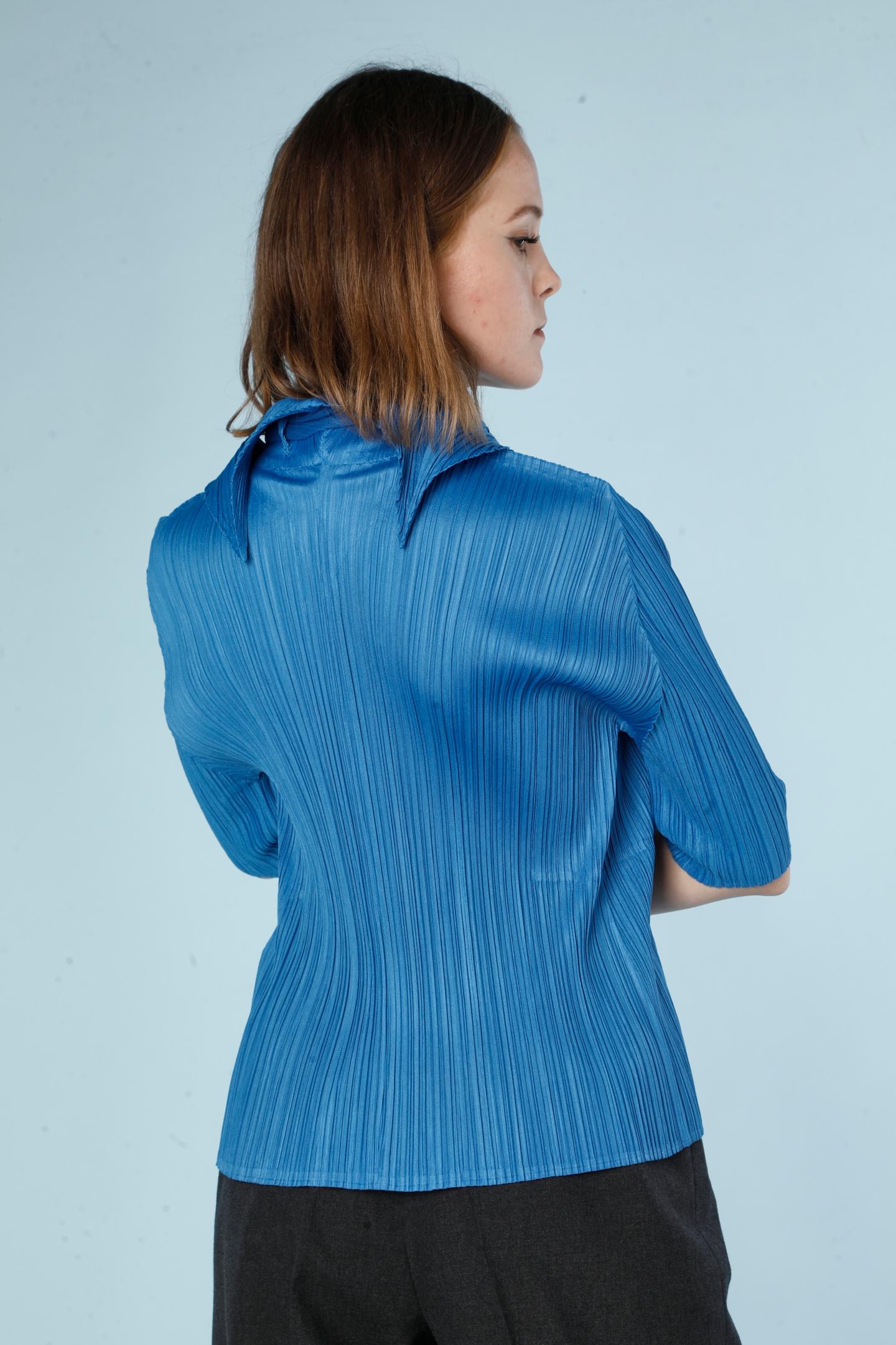 Blue pleated shirt with attached scarf Issey Miyake Pleats Please  In Excellent Condition For Sale In Saint-Ouen-Sur-Seine, FR