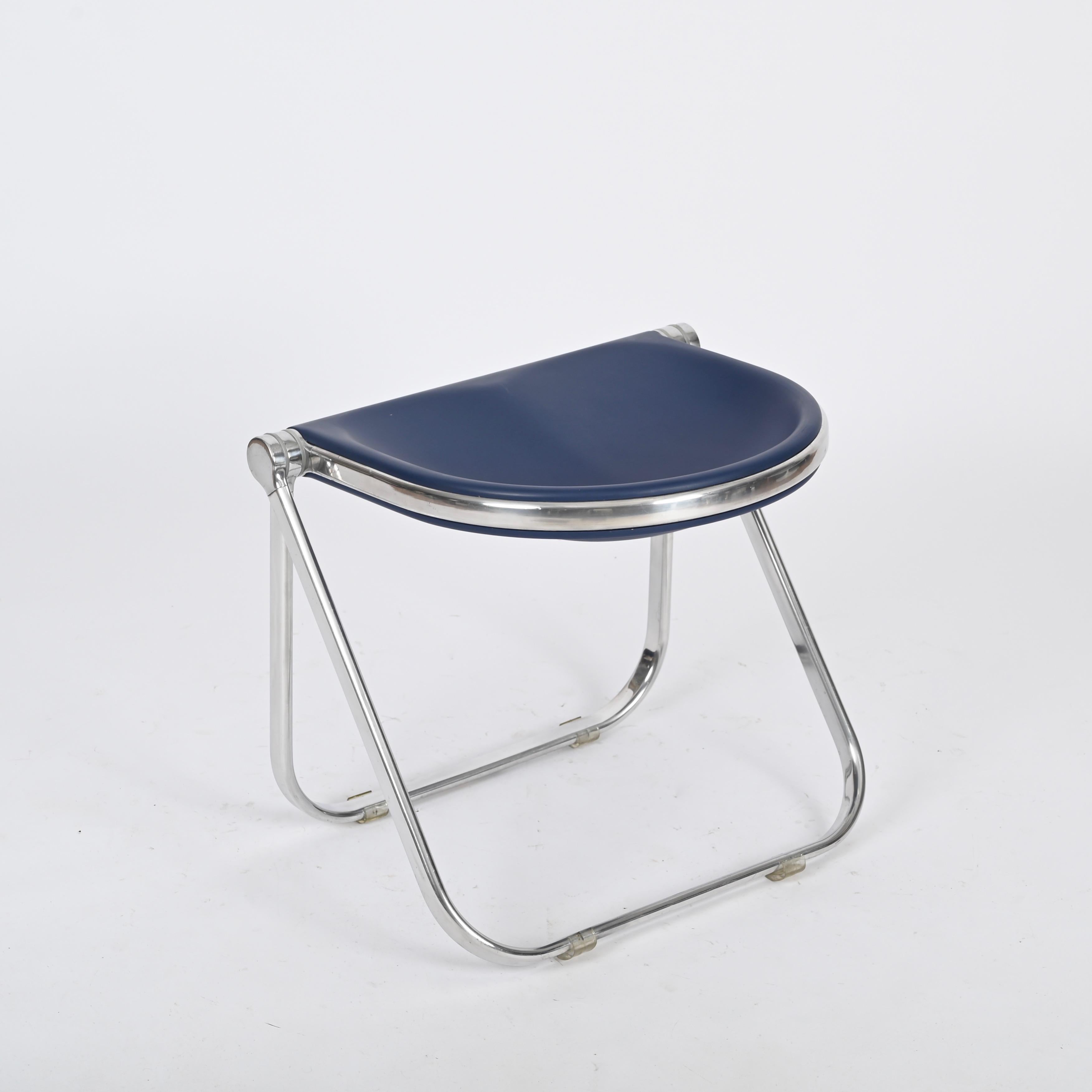 Italienischer klappbarer Hocker aus blauem Pluff von G. Piretti für Anonima Castelli, 1960er Jahre (Moderne der Mitte des Jahrhunderts) im Angebot