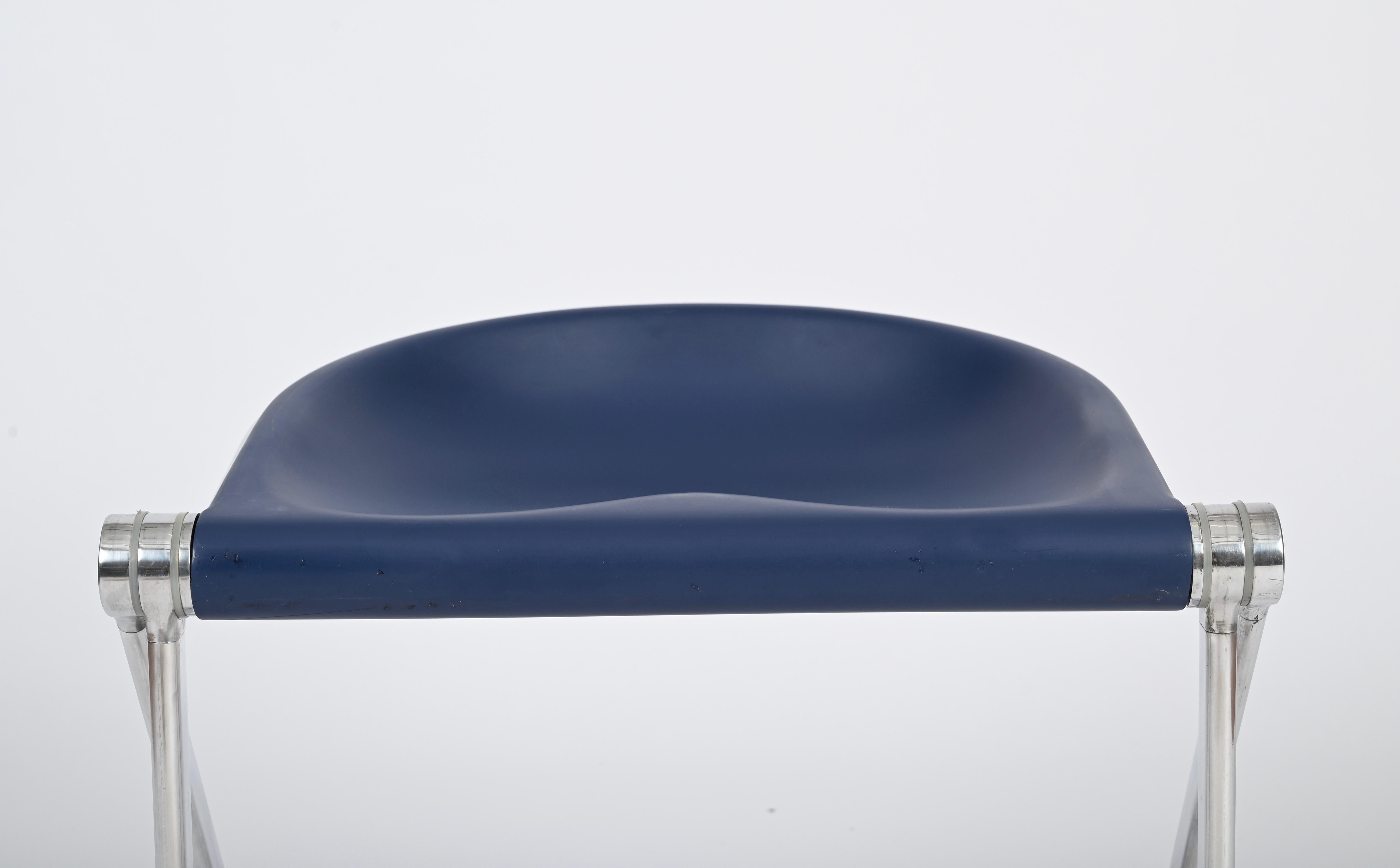 Italienischer klappbarer Hocker aus blauem Pluff von G. Piretti für Anonima Castelli, 1960er Jahre (Handgefertigt) im Angebot