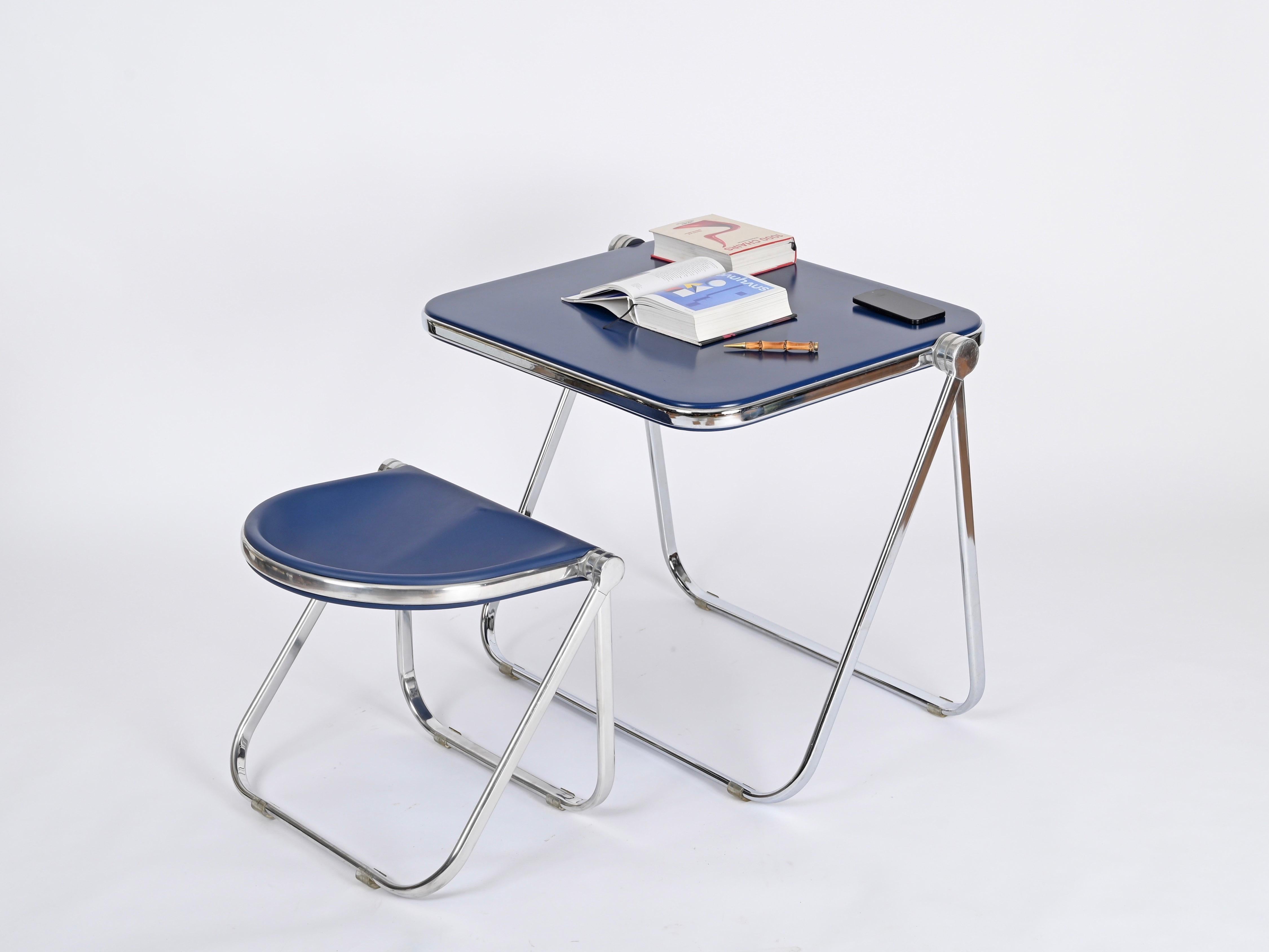 Italienischer klappbarer Hocker aus blauem Pluff von G. Piretti für Anonima Castelli, 1960er Jahre (20. Jahrhundert) im Angebot