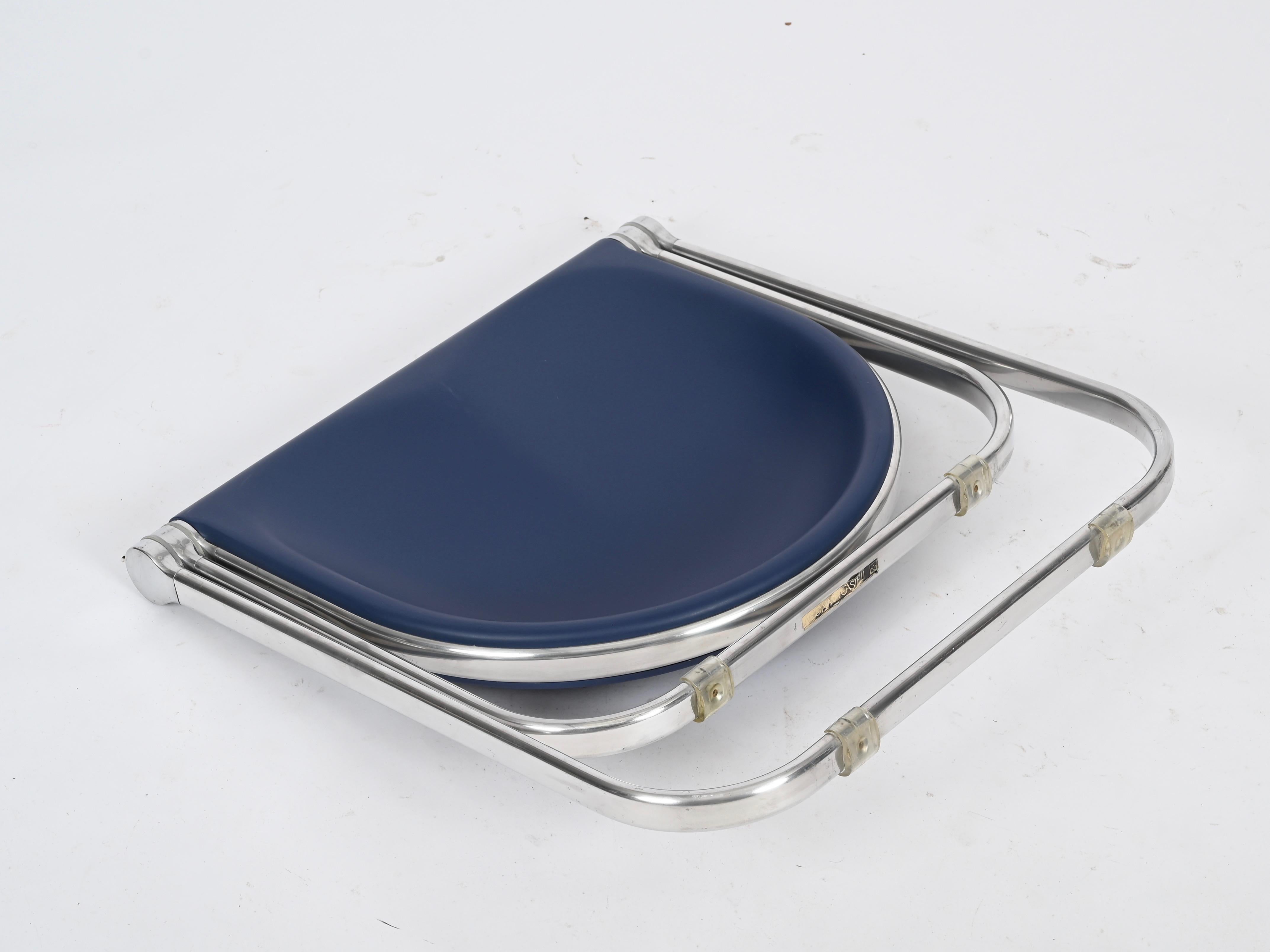 Italienischer klappbarer Hocker aus blauem Pluff von G. Piretti für Anonima Castelli, 1960er Jahre im Angebot 1