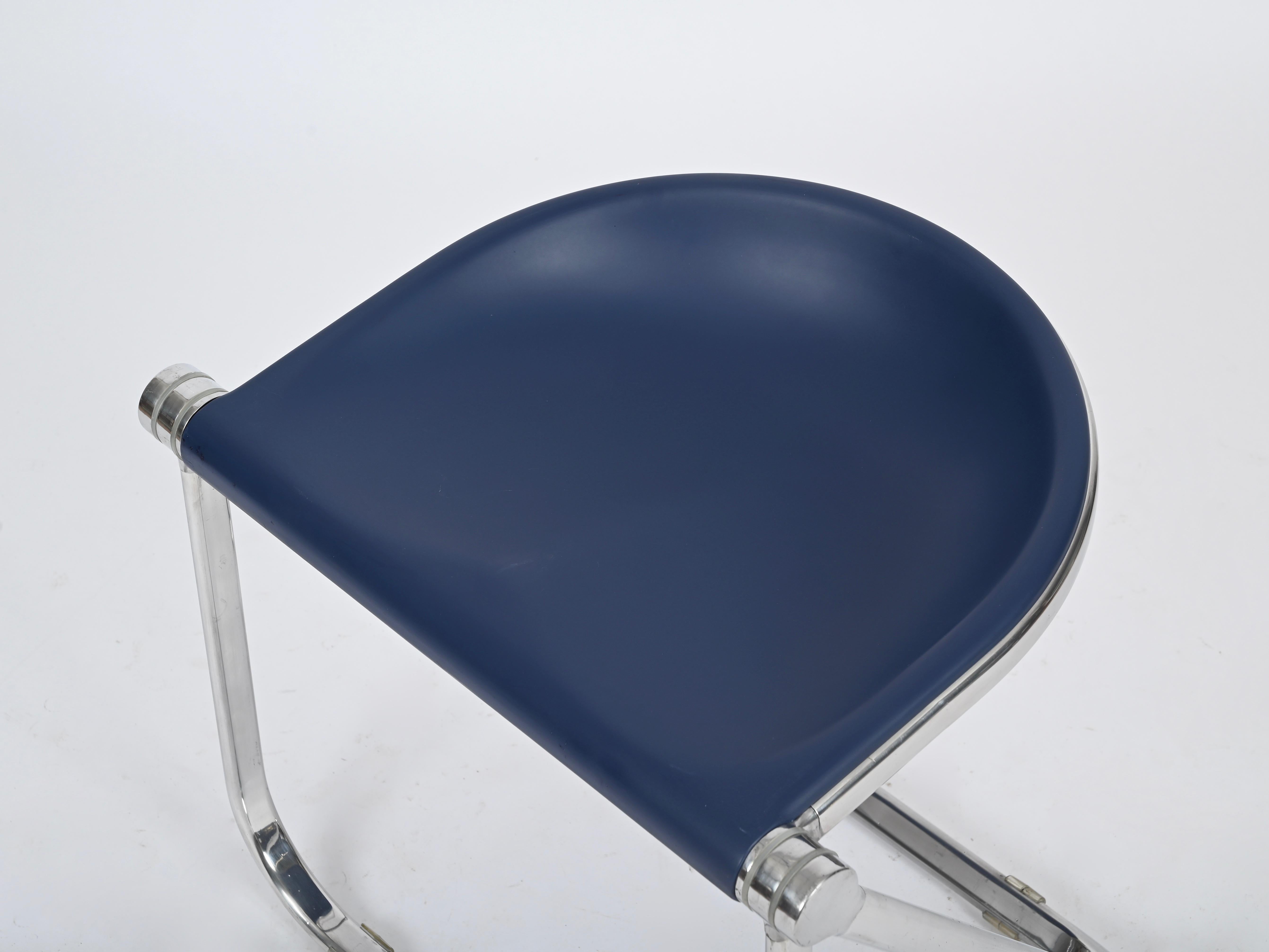 Italienischer klappbarer Hocker aus blauem Pluff von G. Piretti für Anonima Castelli, 1960er Jahre im Angebot 3