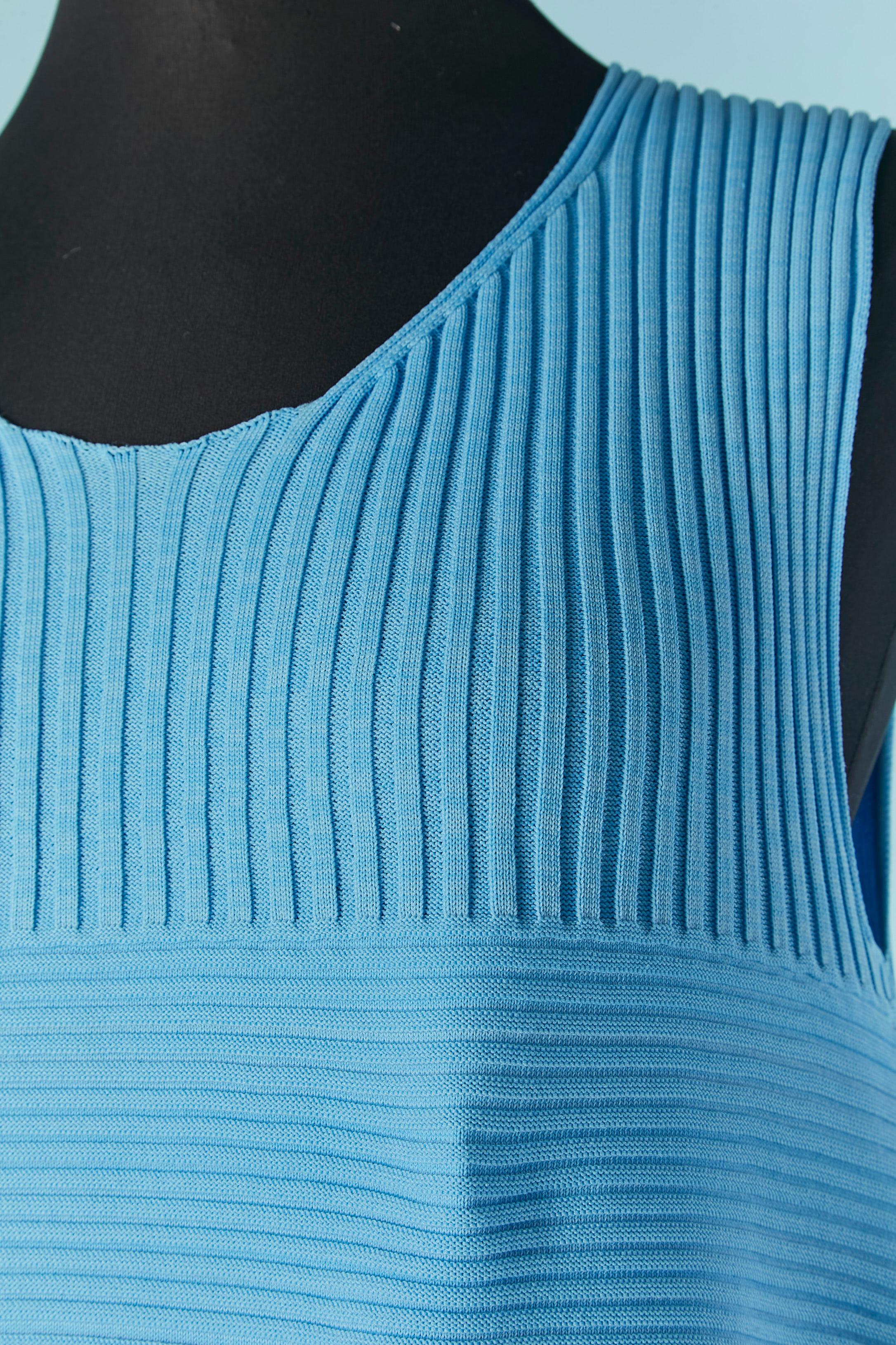 Robe bleue pointue. Il n'y a pas d'étiquette de composition du tissu, mais il s'agit probablement de polyester.
TAILLE L 