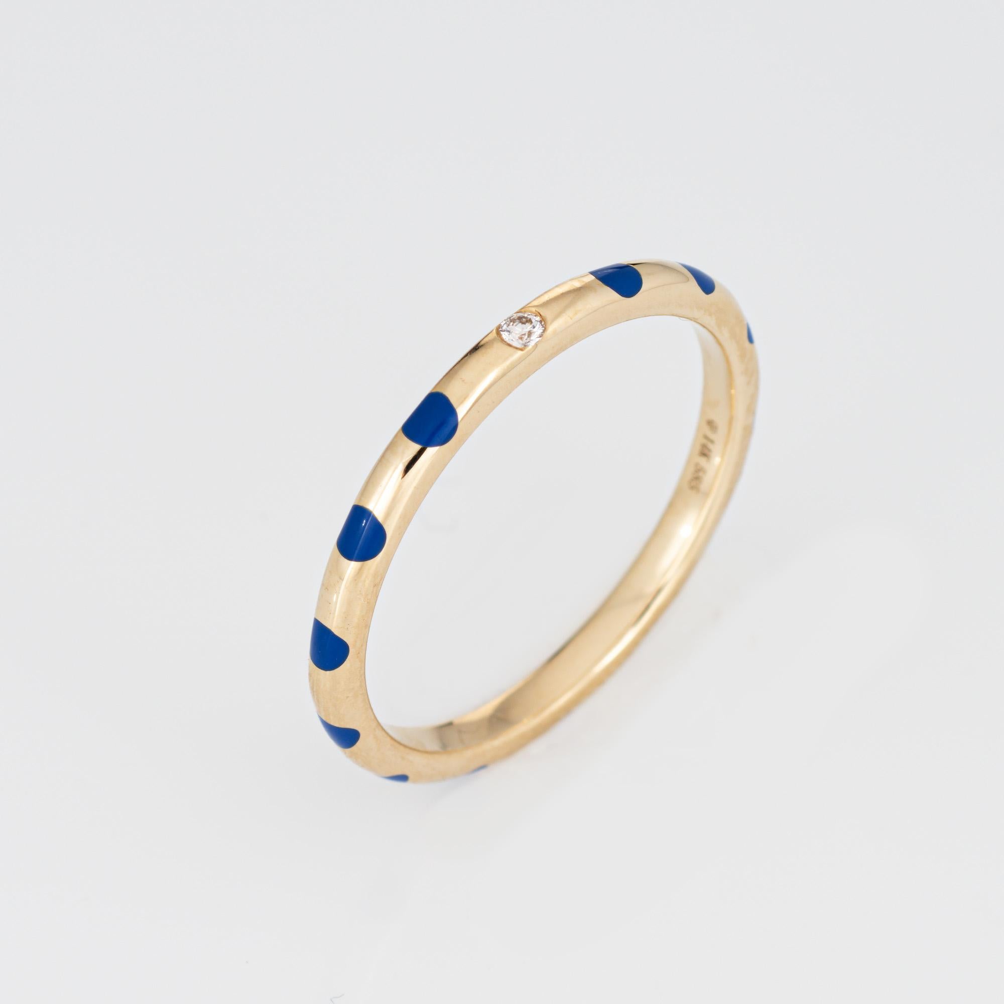 Bracelet élégant en or jaune 14 carats, émaillé à pois bleus et serti de diamants. 

1 diamant rond brillant est estimé à 0,02 carats (couleur H-I et pureté SI2). 

Le bracelet émaillé à pois est serti d'un petit diamant. L'anneau à faible hauteur