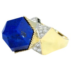 Bague cocktail en or jaune 18 carats, lapis-lazuli polygonal bleu et diamants