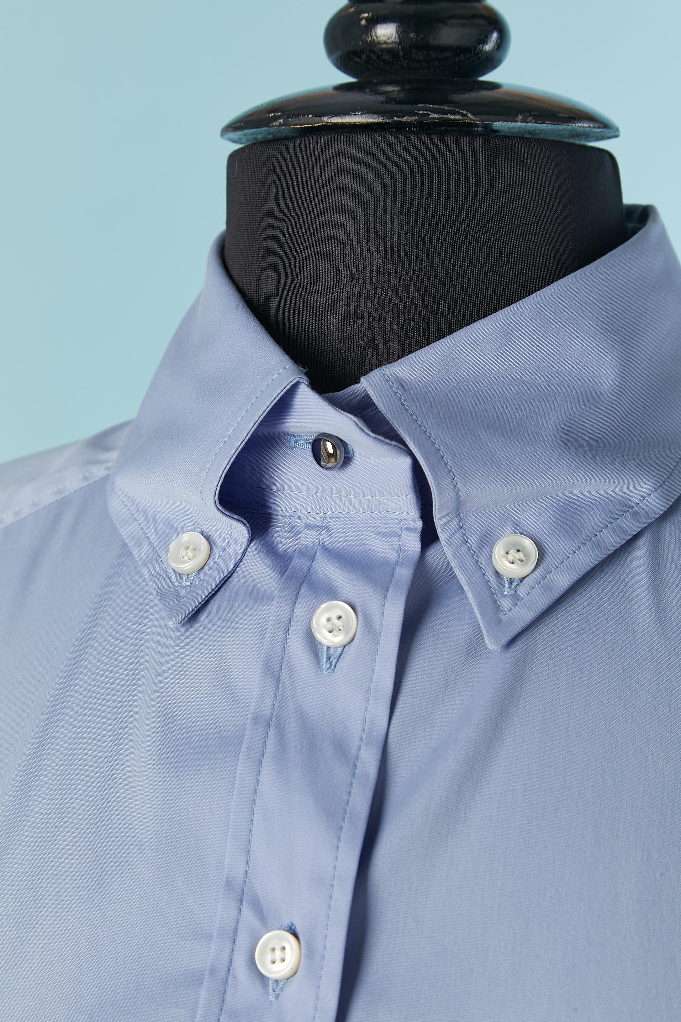 Chemise popeline bleue. Fermeture par boutons et boutonnières sur le milieu du devant et sur les poignets. 
TAILLE 38 (Fr) M 