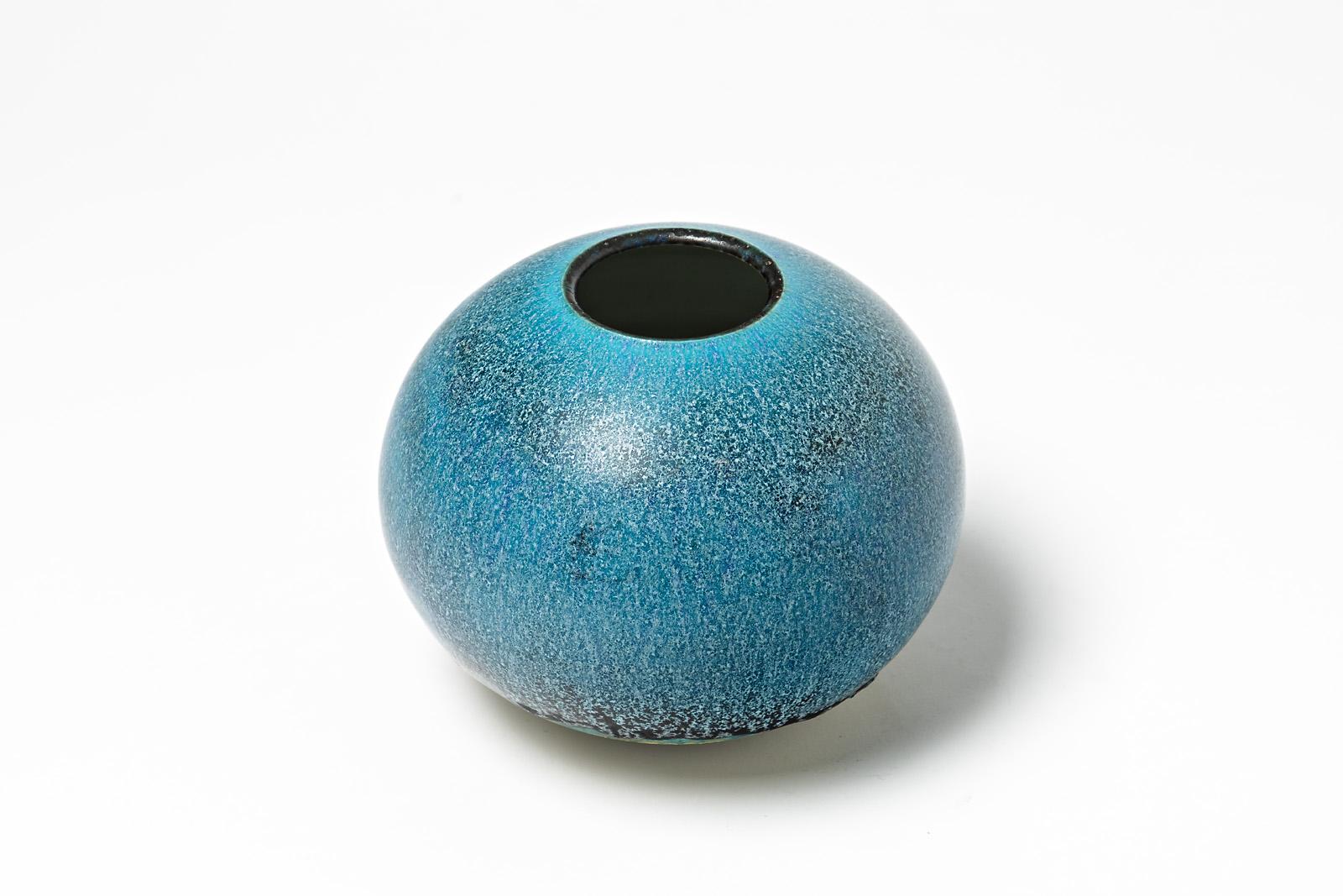 Limosino Christine

Elegant porcelain ceramic vase with blue ceramic glaze color.

Many rich color effects.

Signed under the base.

Dimensions : 12 x 14 x 14cm.
