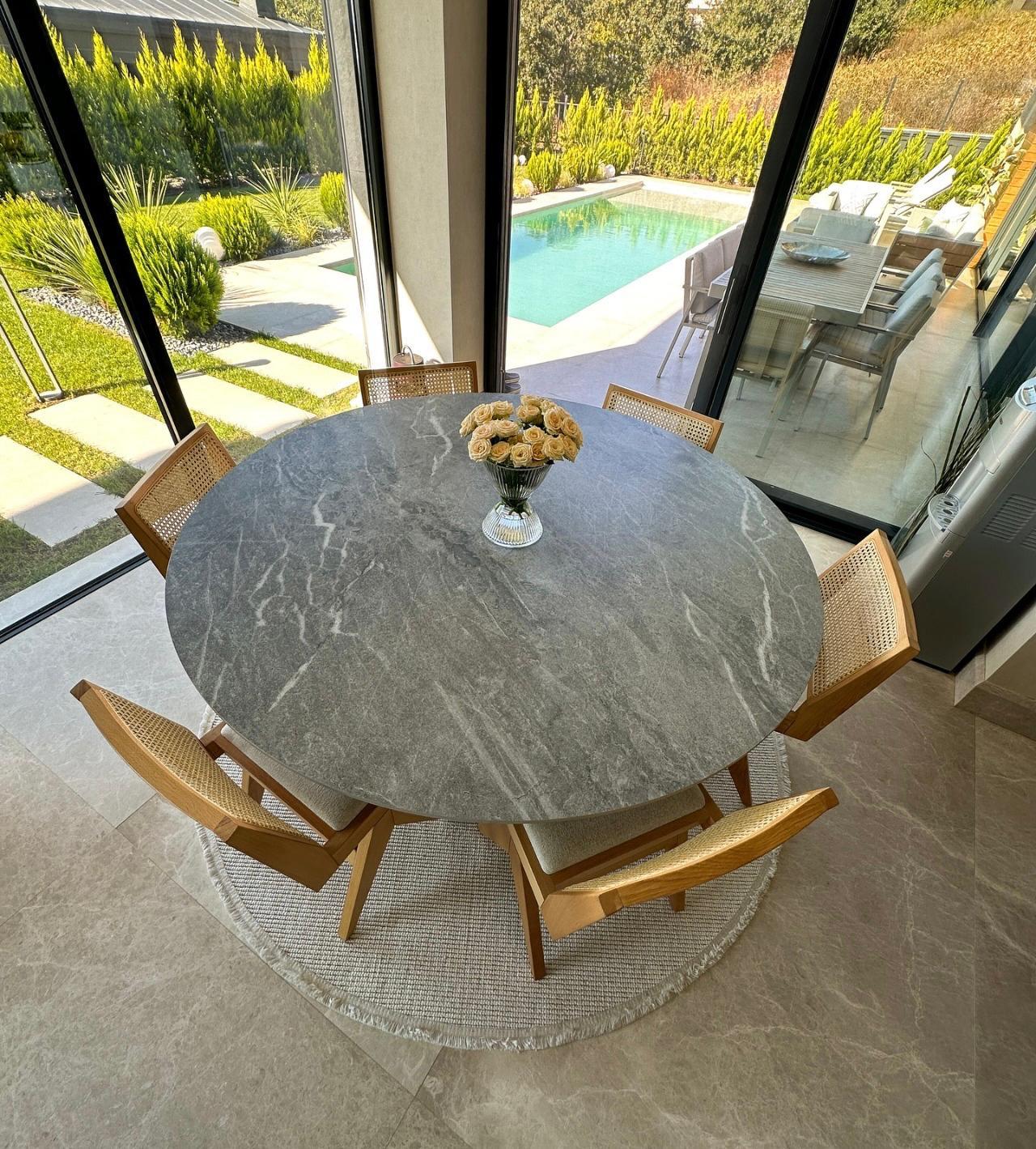 Intagliato Tavolo da pranzo in porcellana blu - Tavolo da sala da pranzo in marmo - Tavolo in marmo personalizzato in vendita