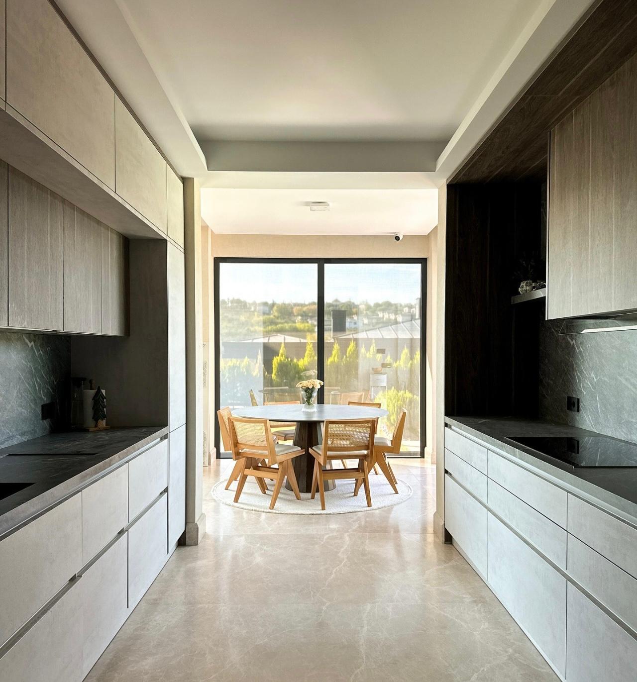 XXI secolo e contemporaneo Tavolo da pranzo in porcellana blu - Tavolo da sala da pranzo in marmo - Tavolo in marmo personalizzato in vendita