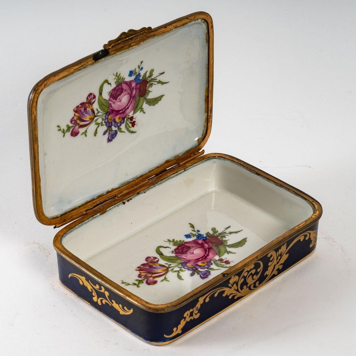 Blue Porcelain Jewelry Box End of XIXth Century In Good Condition In Saint-Ouen, FR