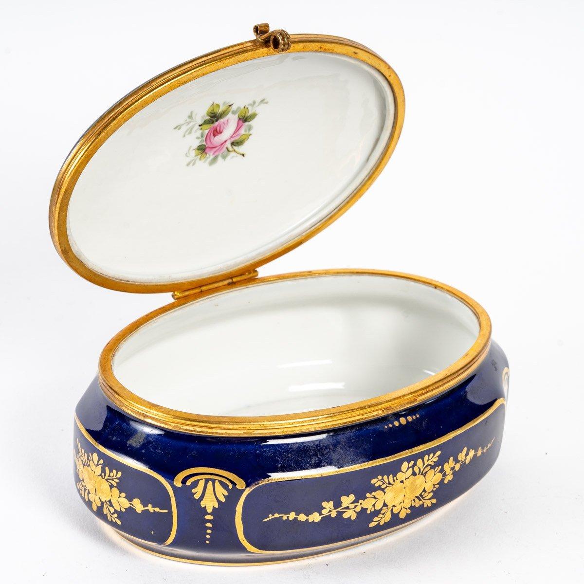 French Blue Porcelain Jewelry Box of Style Sèvres End XIXème Siècle