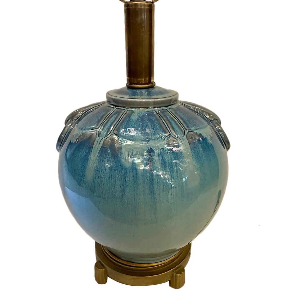 Eine englische Lampe aus blauem Porzellan aus den 1920er Jahren.

Abmessungen:
Höhe des Körpers: 10.5