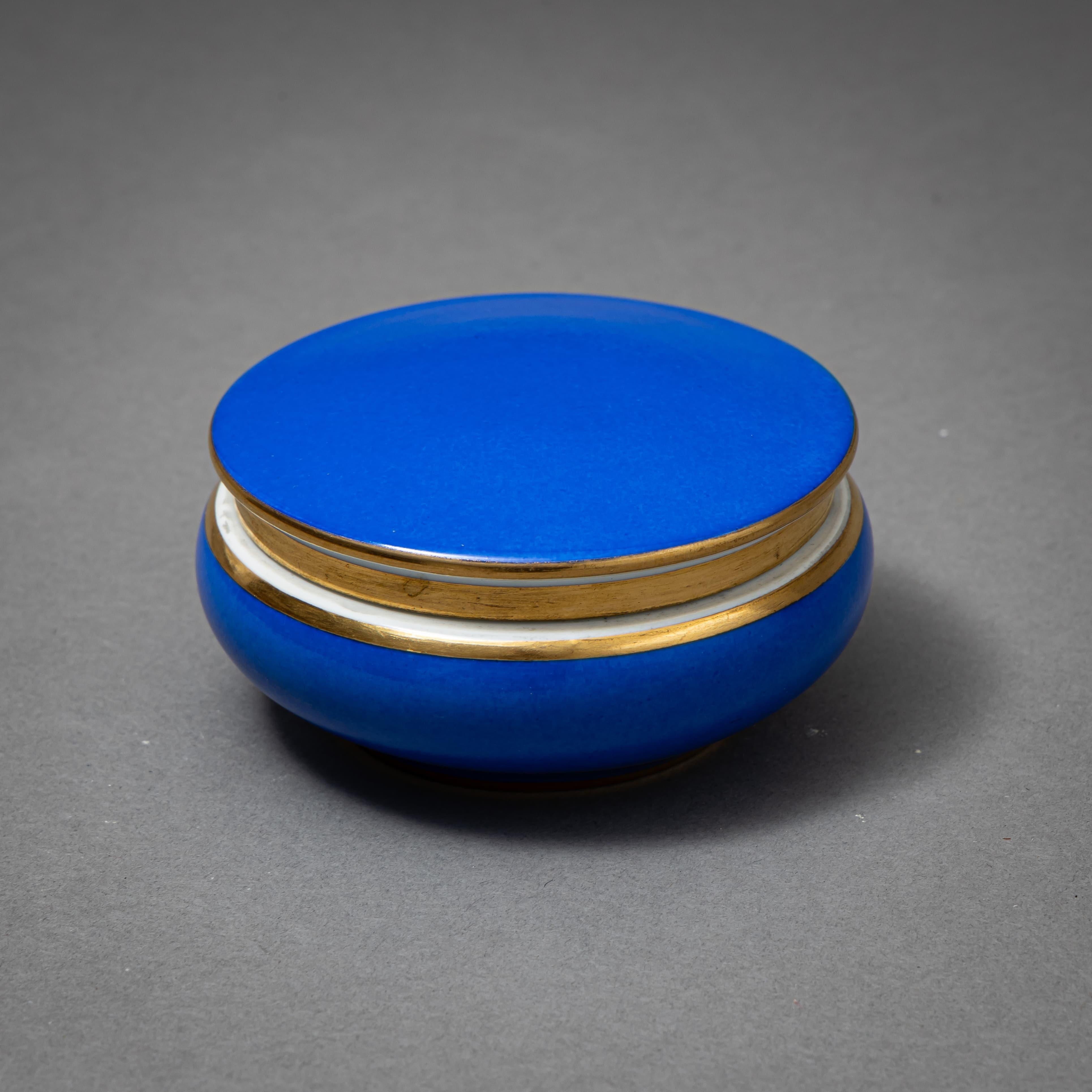 Blue Porcelain Lidded Box, Nymphenburg, circa 1900 In Good Condition For Sale In Greding, DE