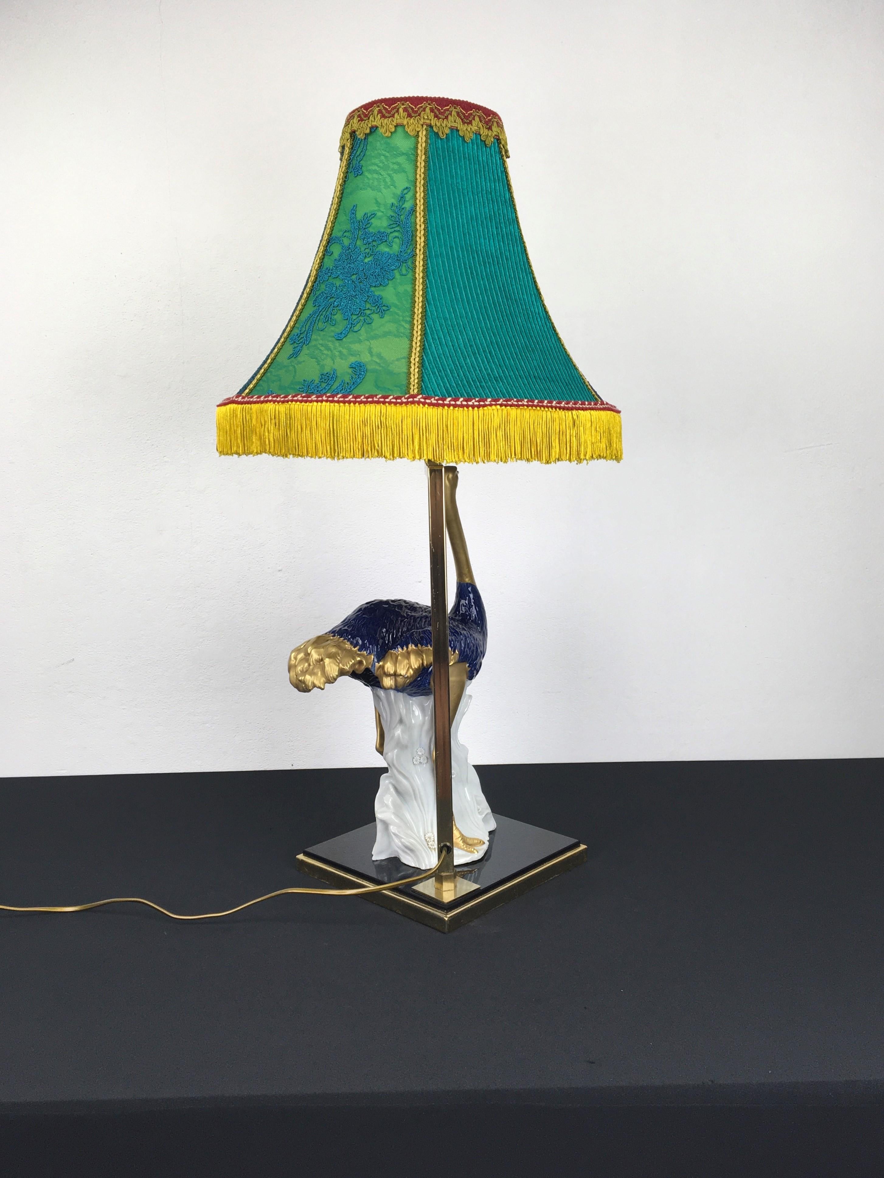 Lampe de bureau en porcelaine bleue à motif autruche, années 1970 en vente 4