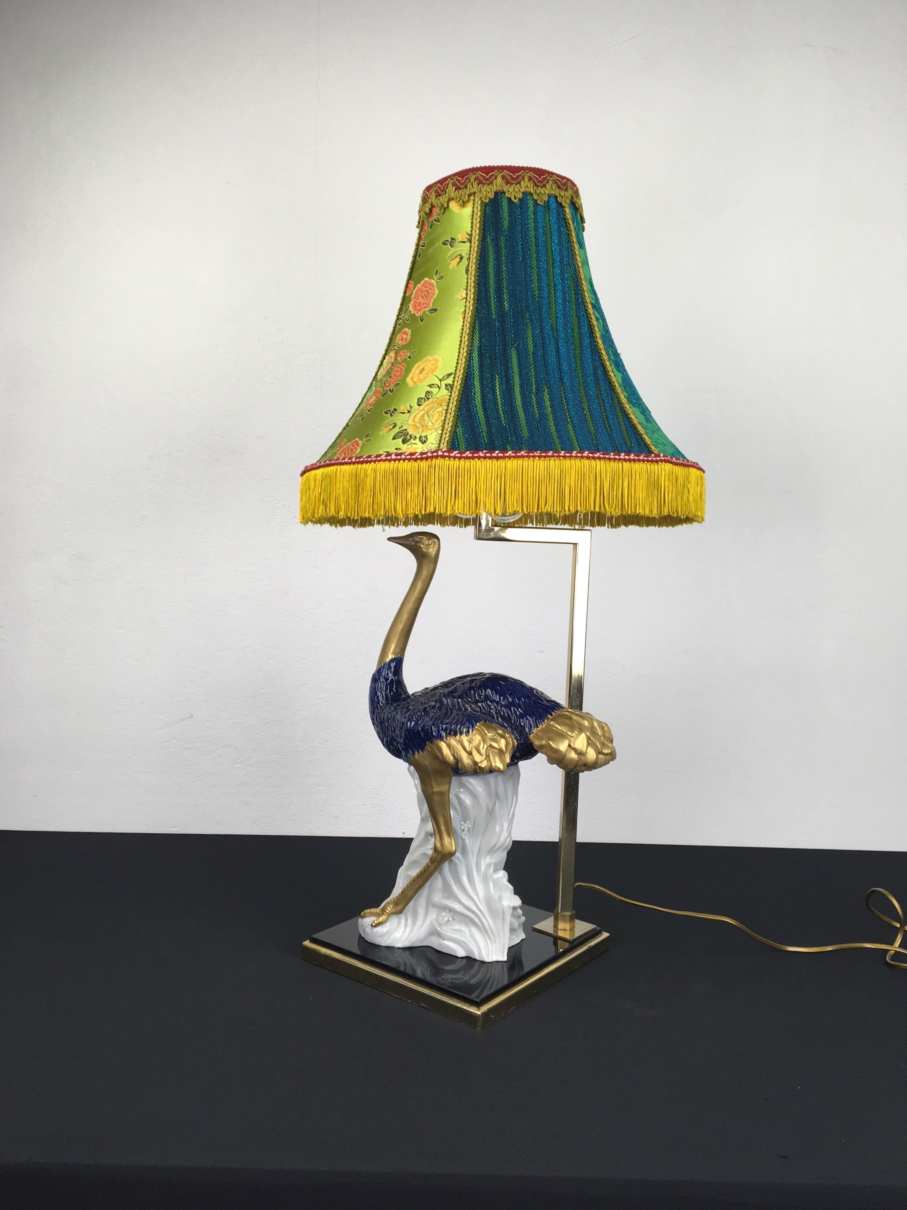 Lampe de bureau en porcelaine bleue à motif autruche, années 1970 en vente 13