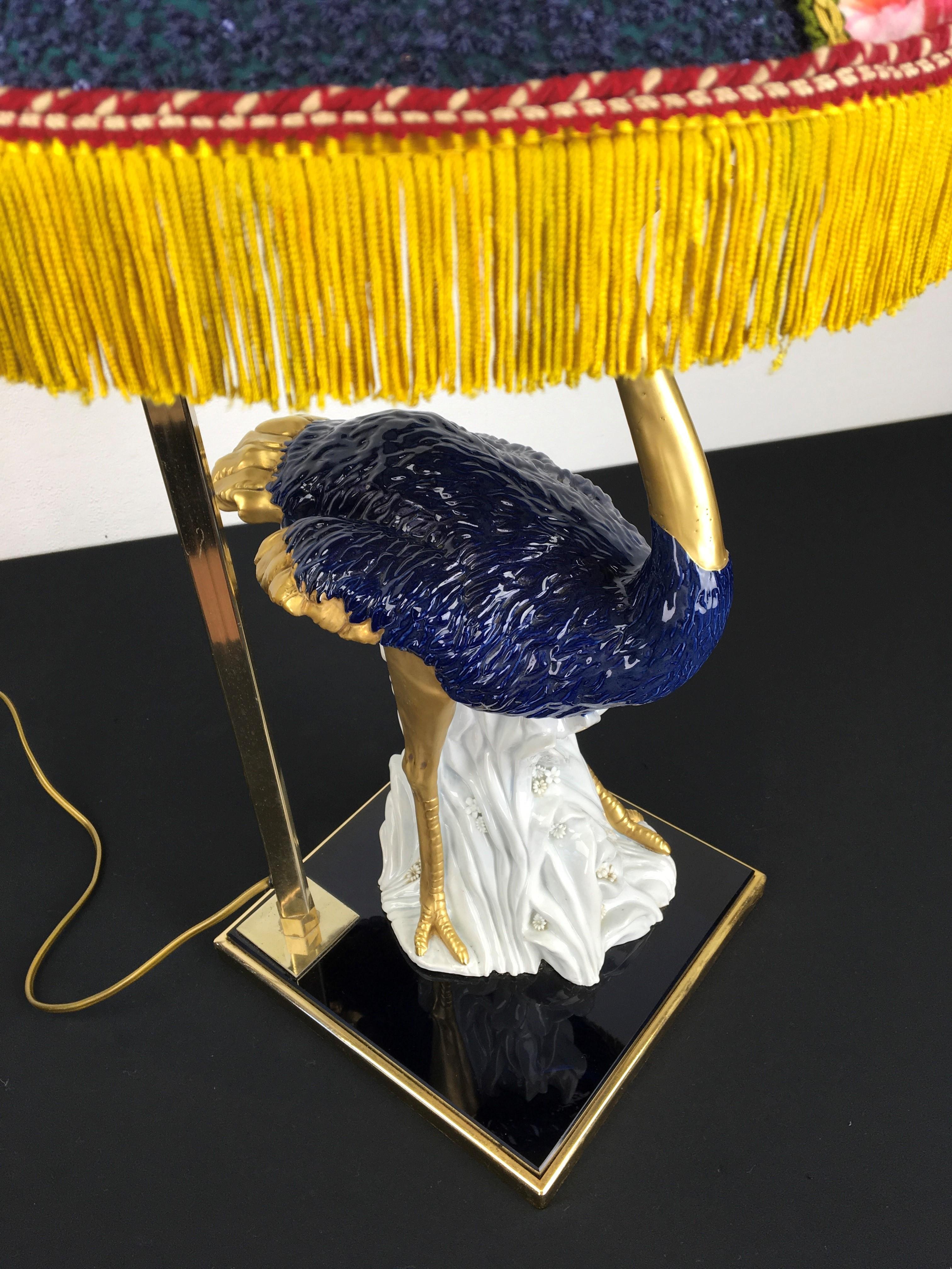 Tissu Lampe de bureau en porcelaine bleue à motif autruche, années 1970 en vente