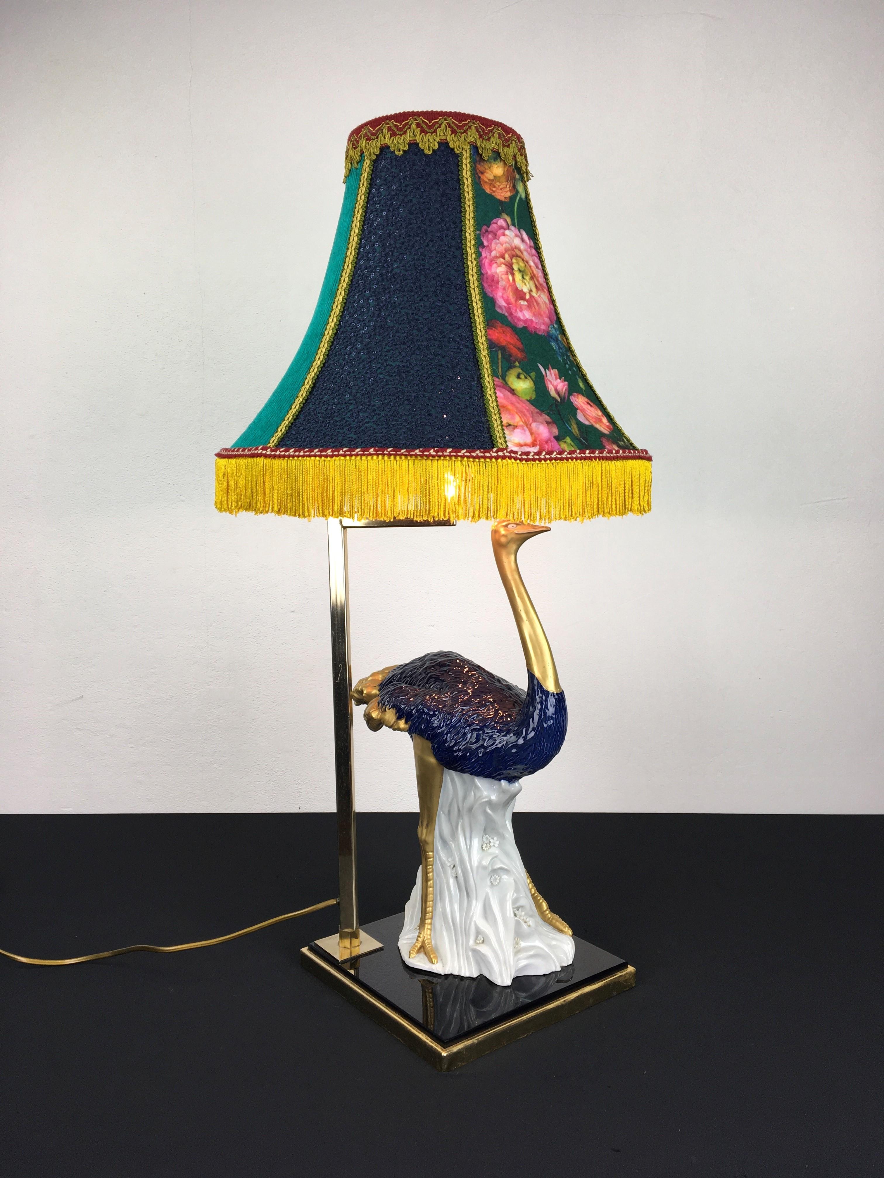 Lampe de bureau en porcelaine bleue à motif autruche, années 1970 en vente 1