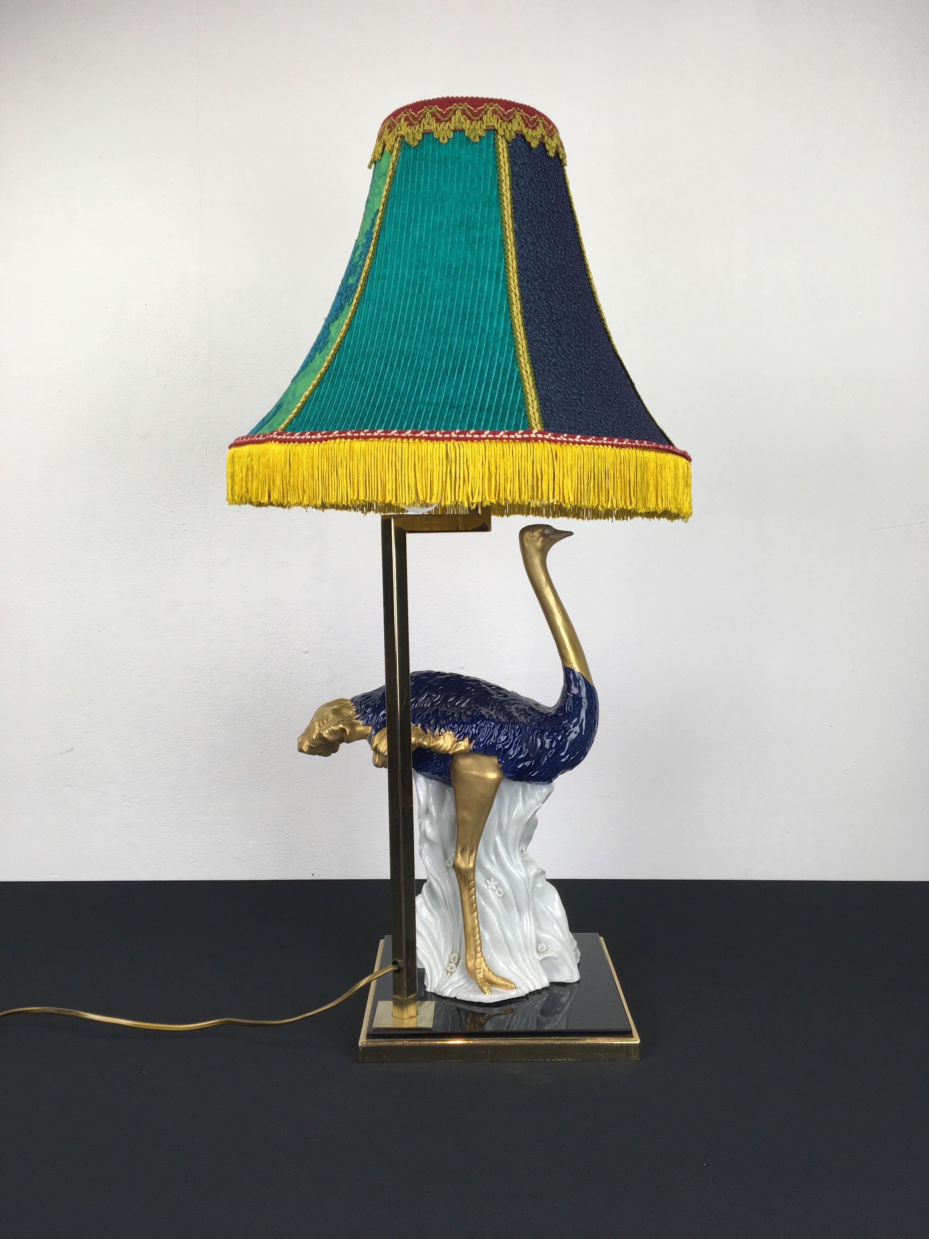 Lampe de bureau en porcelaine bleue à motif autruche, années 1970 en vente 2