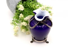 Vaso in porcellana blu con applicazioni in argento