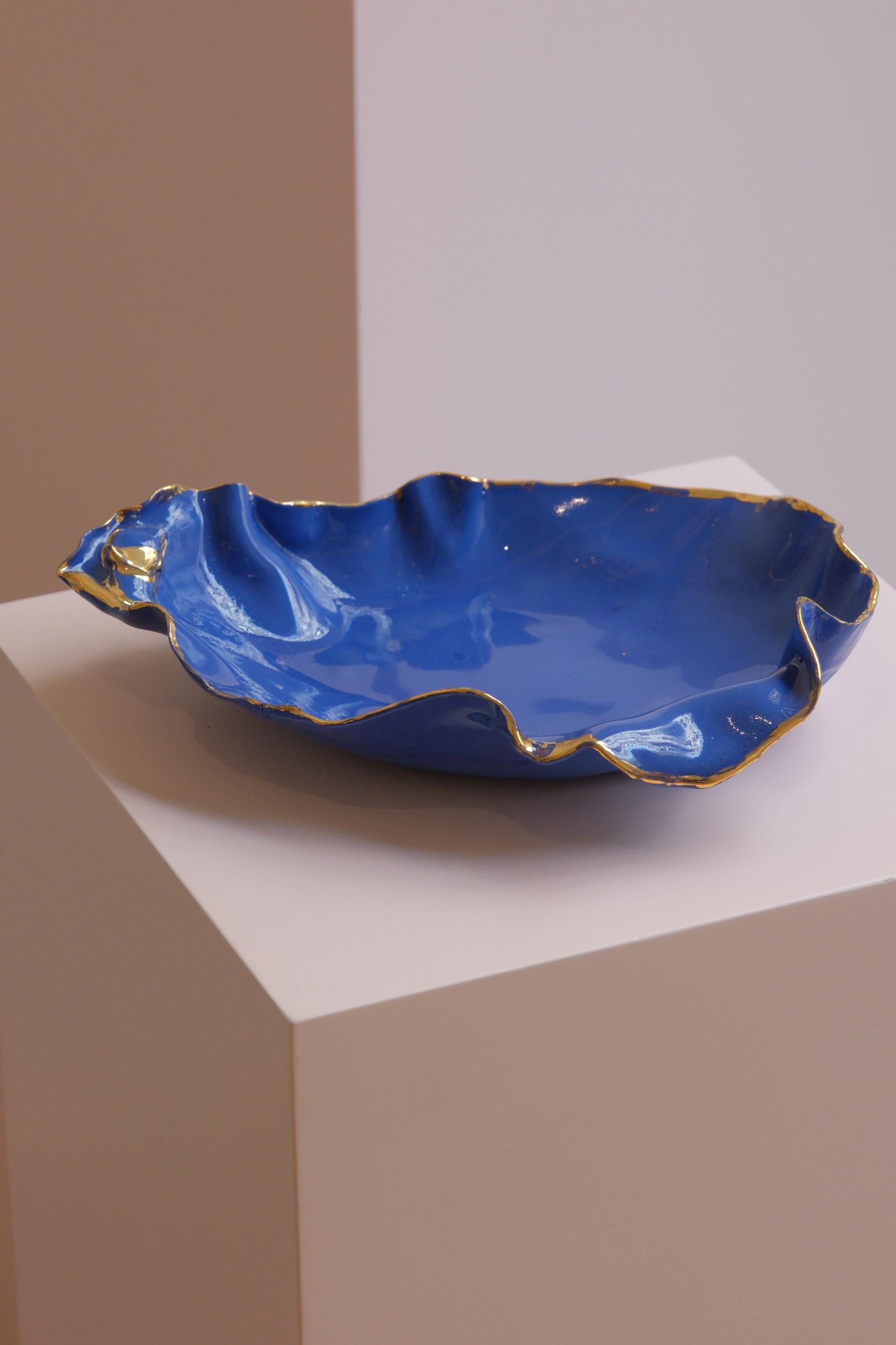 Blauer Servierteller aus Porzellan von Hania Jneid (Handgefertigt) im Angebot