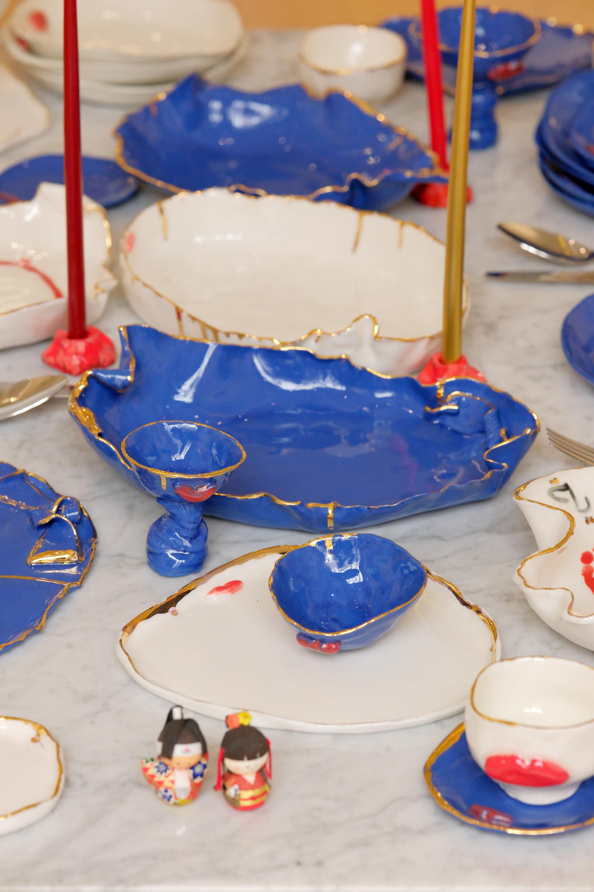Blauer Servierteller aus Porzellan von Hania Jneid (21. Jahrhundert und zeitgenössisch) im Angebot