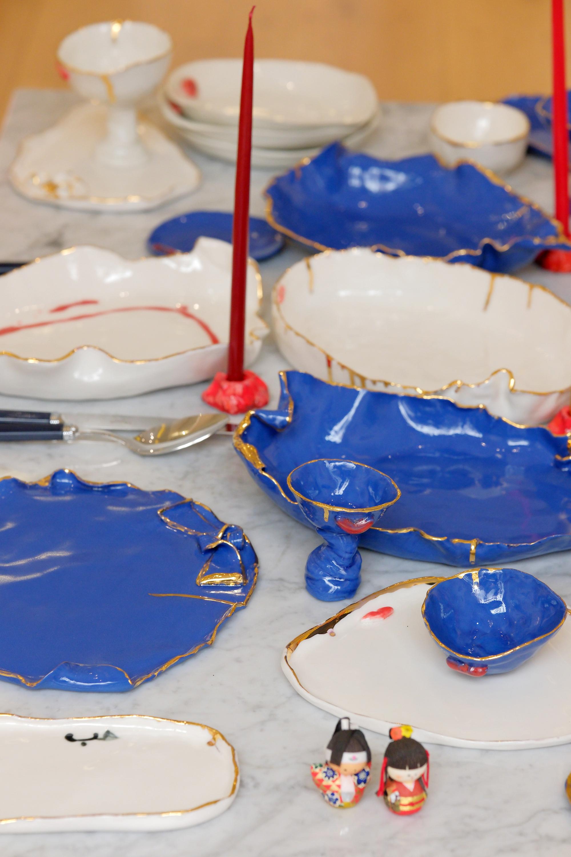 Porcelaine Plat de service en porcelaine bleue de Hania Jneid en vente