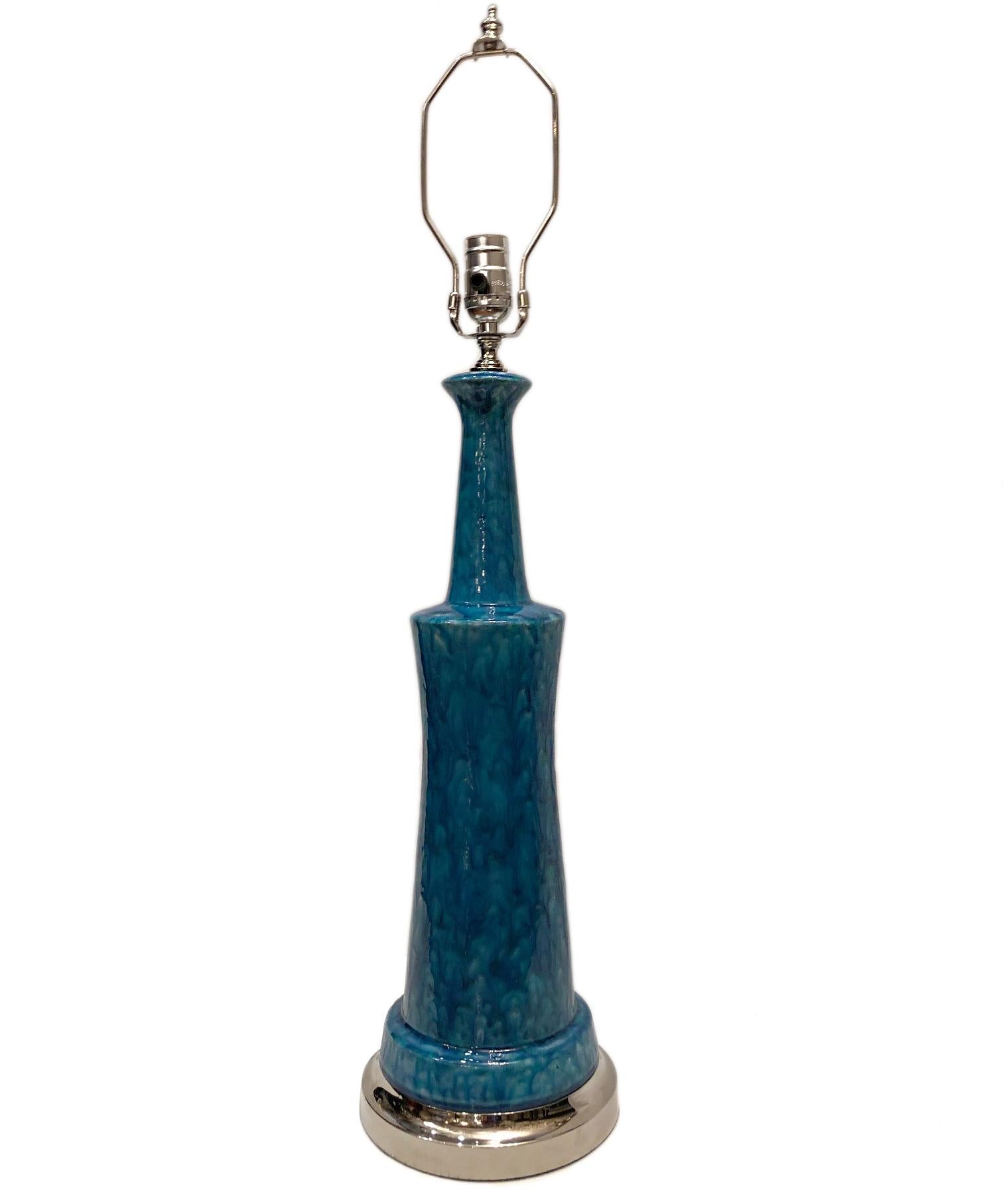 Lampe de table italienne des années 1960 en porcelaine émaillée bleue avec base en métal argenté.

Mesures :
Hauteur du corps 22,5
Diamètre 7.75 cm.