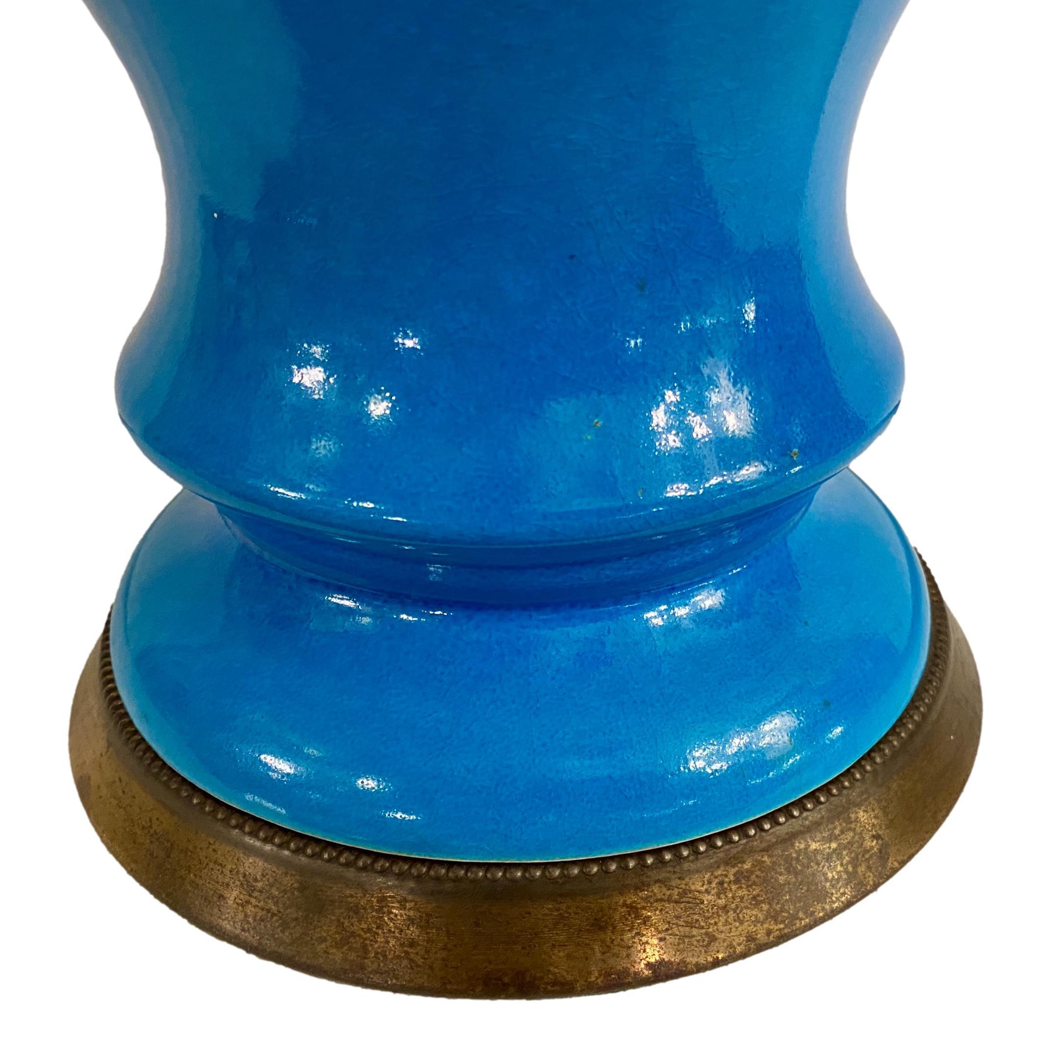 Français Lampe de table en porcelaine bleue en vente