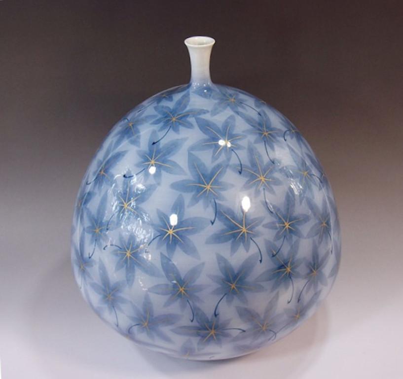 Exquis grand vase décoratif contemporain en porcelaine, peint à la main en bleu sur un élégant corps en porcelaine en forme de poire, une pièce signée par un maître artiste porcelainier japonais très respecté dans la tradition Imari-Aita et lauréat