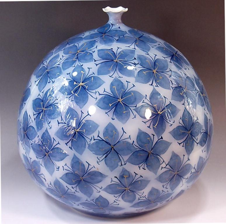 Peint à la main Vase contemporain en porcelaine bleue de l'artiste japonais en vente