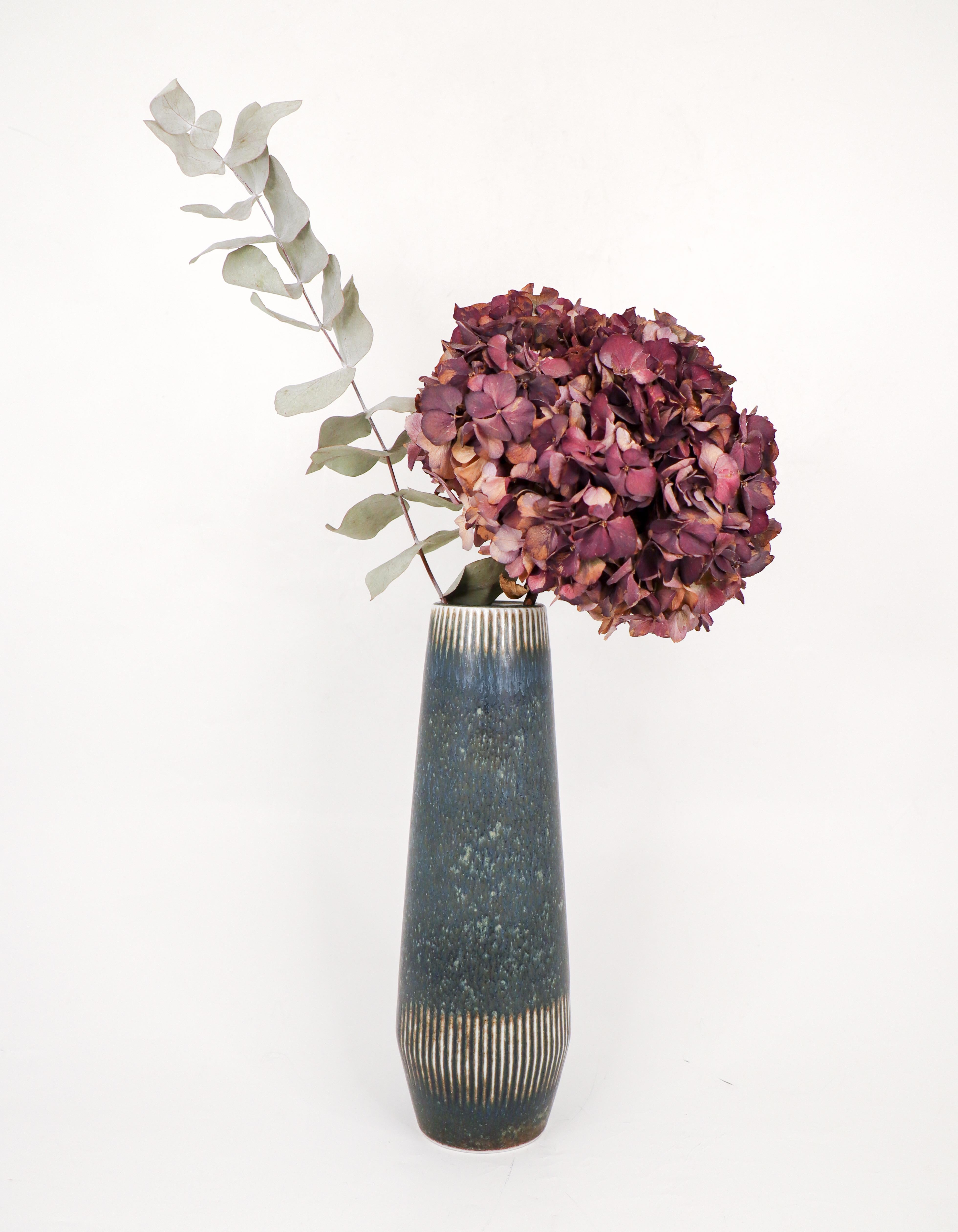 Eine Keramikvase, entworfen von Carl-Harry Stålhane in Rörstrand in der Mitte des 20. Jahrhunderts, die Vase hat eine schöne blau/graue Farbe und ist 28 cm hoch. Es ist als 1. Qualität gekennzeichnet und befindet sich in einem ausgezeichneten