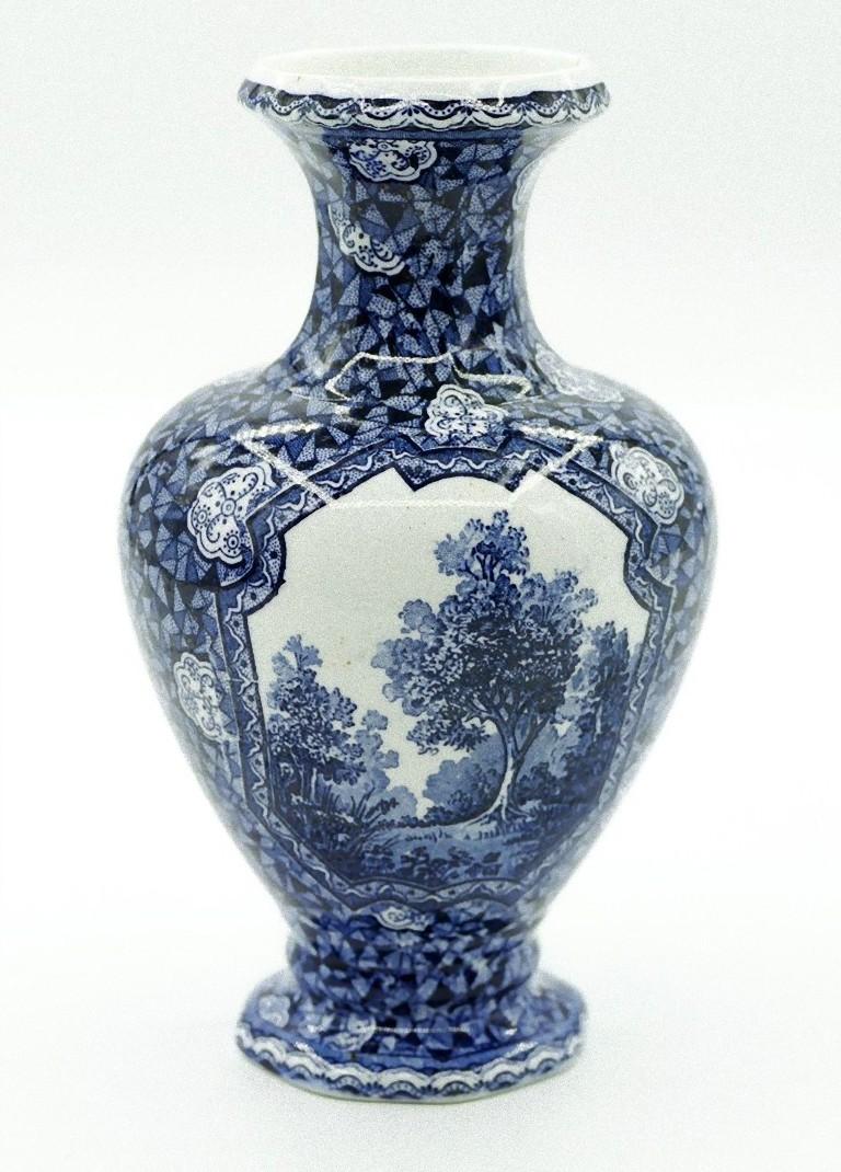 This blue porcelain vase is an ornamental vase designed by Franz Anton Mehlem for Villeroy and Boch, Bonn - Germany, realized, circa 1900.

On the base, the blue inscription: Villeroy and Boch/Saar Basin.
In excellent conditions, except for three