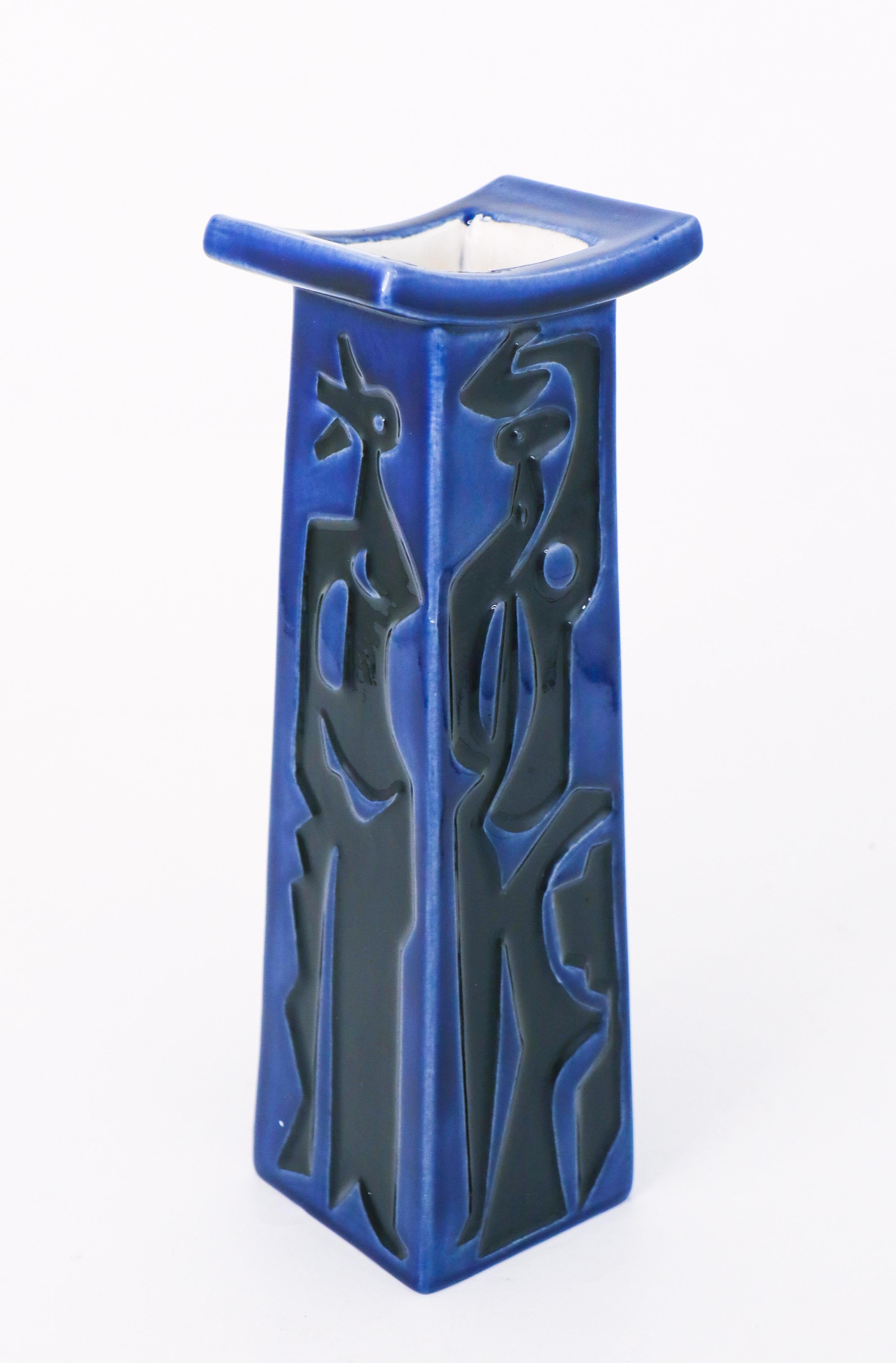Vase en porcelaine conçu par Carl-Harry Stålhane à Rörstrand au milieu du XXe siècle, le vase est du modèle 
