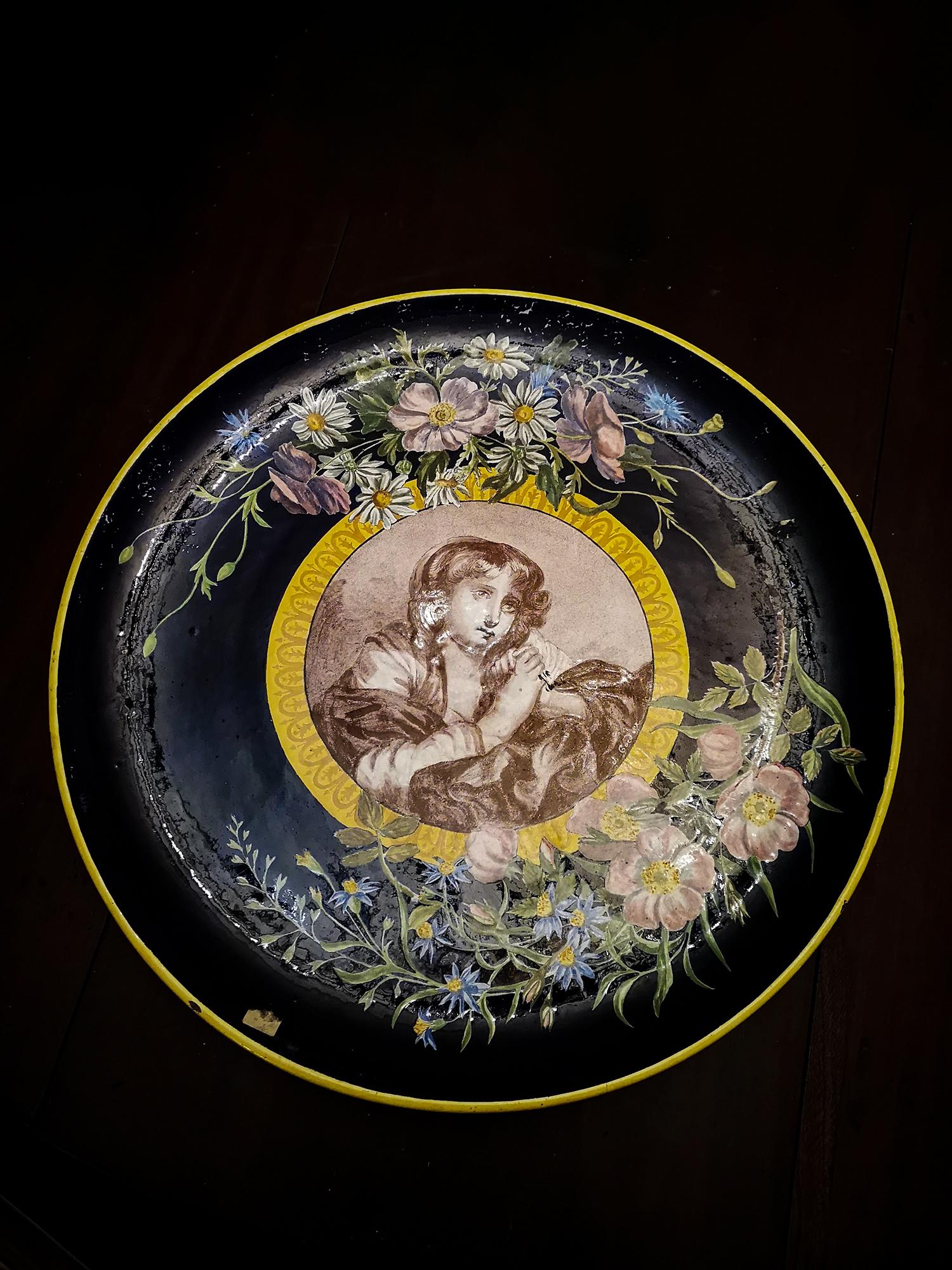 Blauer Wandteller aus Porzellan aus dem 18. Jahrhundert, der der Porzellanmanufaktur von Vincennes zugeschrieben wird, mit einem gemalten Porträt nach Jean-Baptiste Greuze (1725-1805).

Dieses große runde Stück ist mit fein gemalten floralen