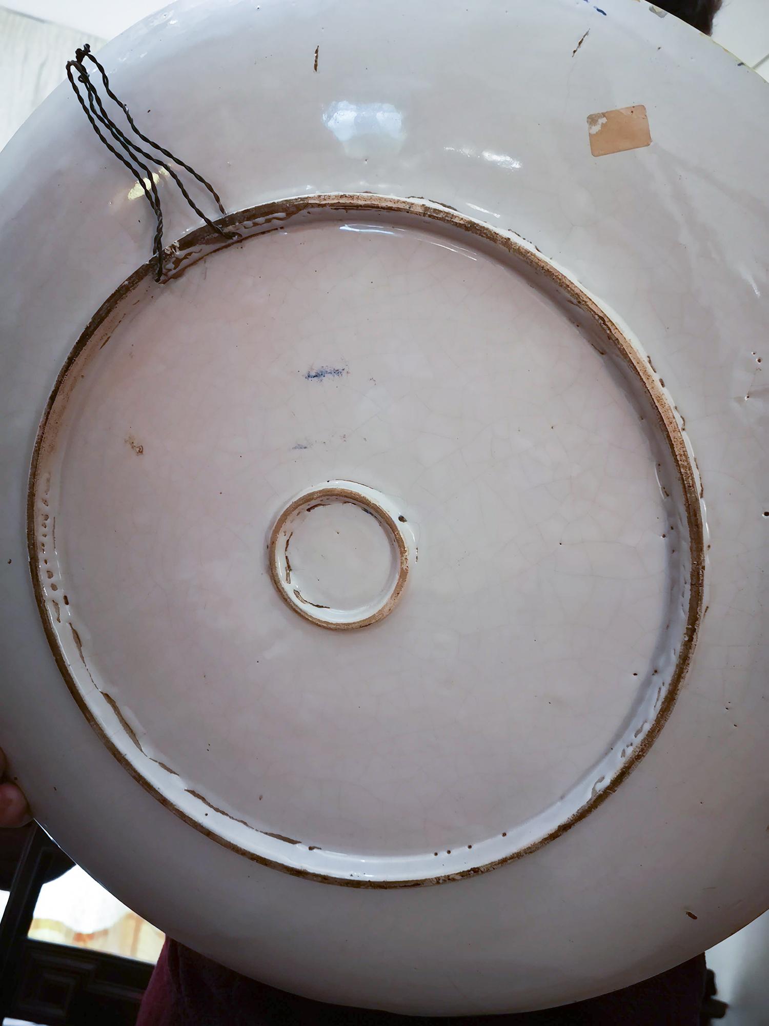 Français Plat mural en porcelaine bleue d'après Greuze, Vincennes, 18ème siècle en vente