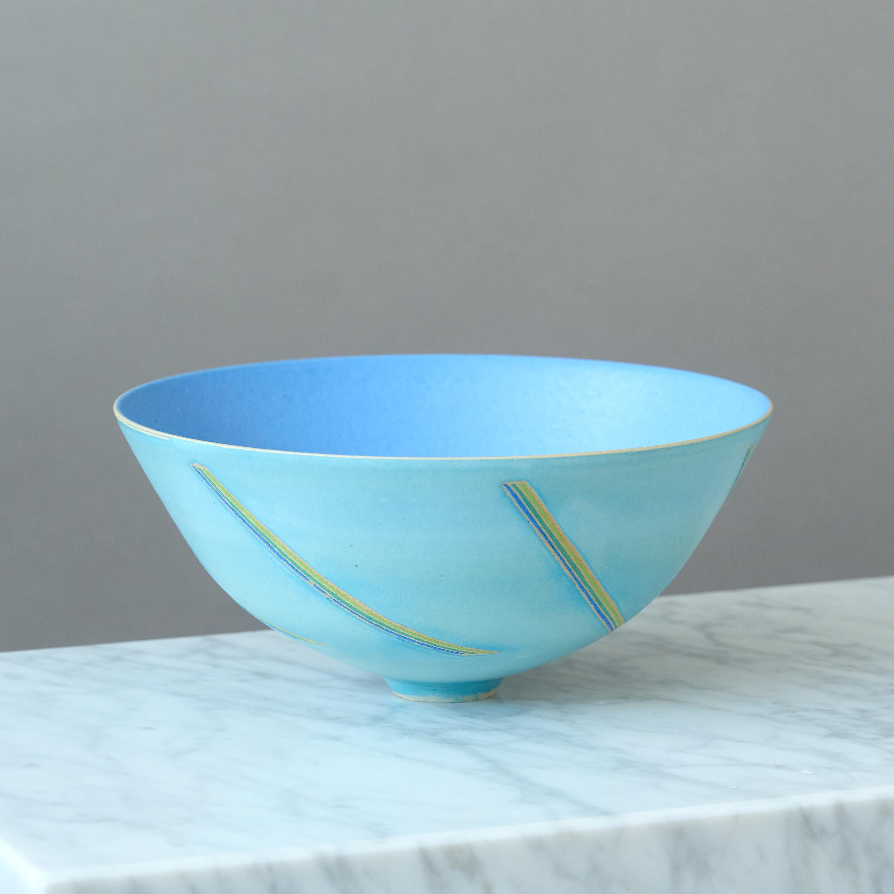 Eine schöne Schale aus Steingut mit blauer Glasur und geometrischem Muster.
Hergestellt von der bekannten dänischen Keramikerin Vibeke Fischer, Dänemark, 1980er Jahre.

Erstklassiger Zustand.
Darunter unterschrieben.

Vibeke Fischer (geb. 1944) ist